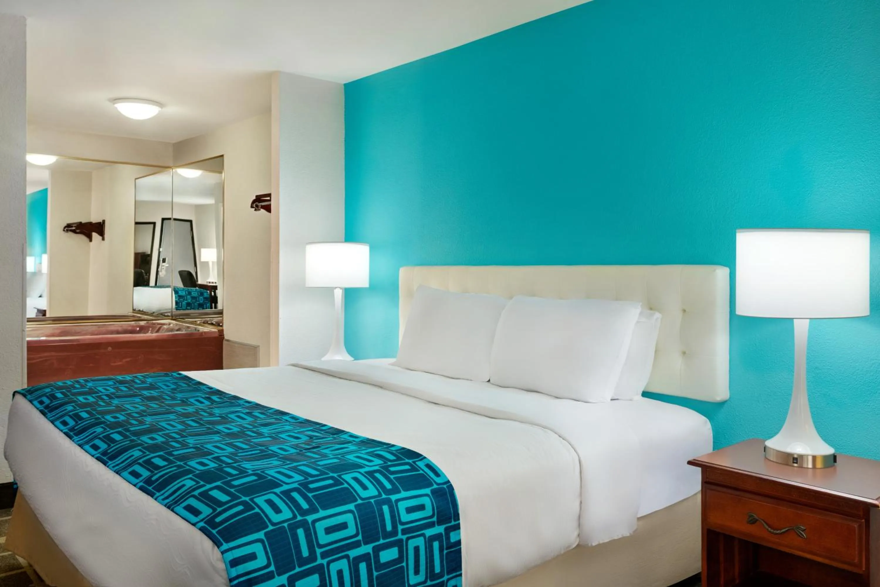 Bed in Howard Johnson by Wyndham Chattanooga Lookout Mountain I-24