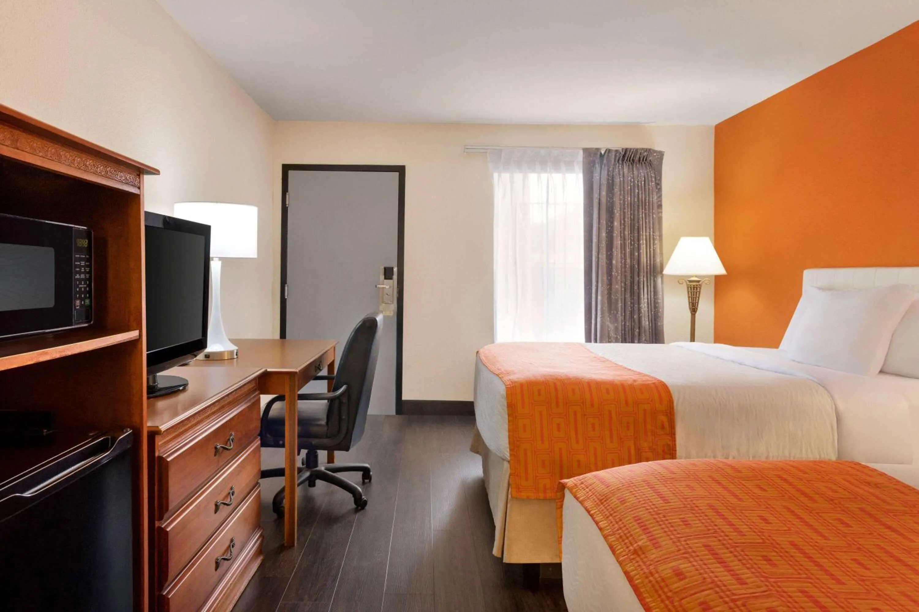 Photo of the whole room, Bed in Howard Johnson by Wyndham Chattanooga Lookout Mountain I-24