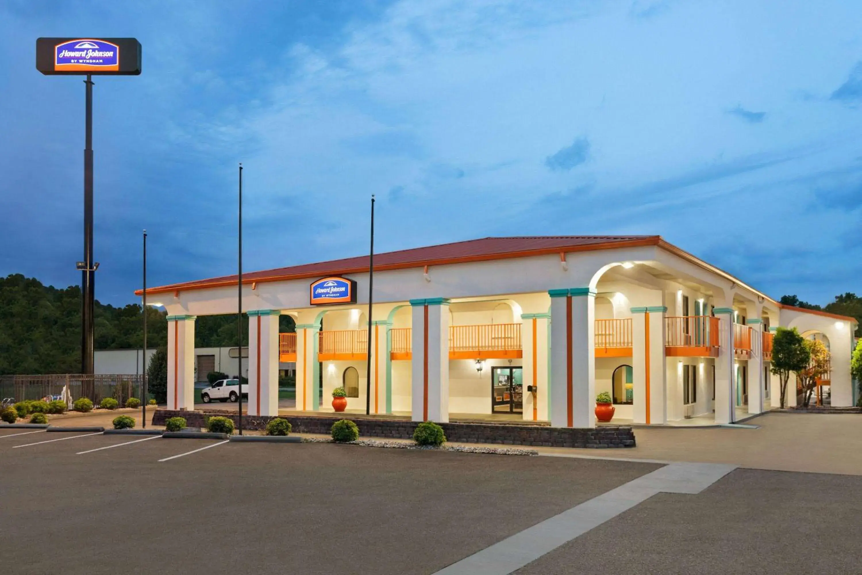 Property building in Howard Johnson by Wyndham Chattanooga Lookout Mountain I-24 Property building in Howard Johnson by Wyndham Chattanooga Lookout Mountain I-24