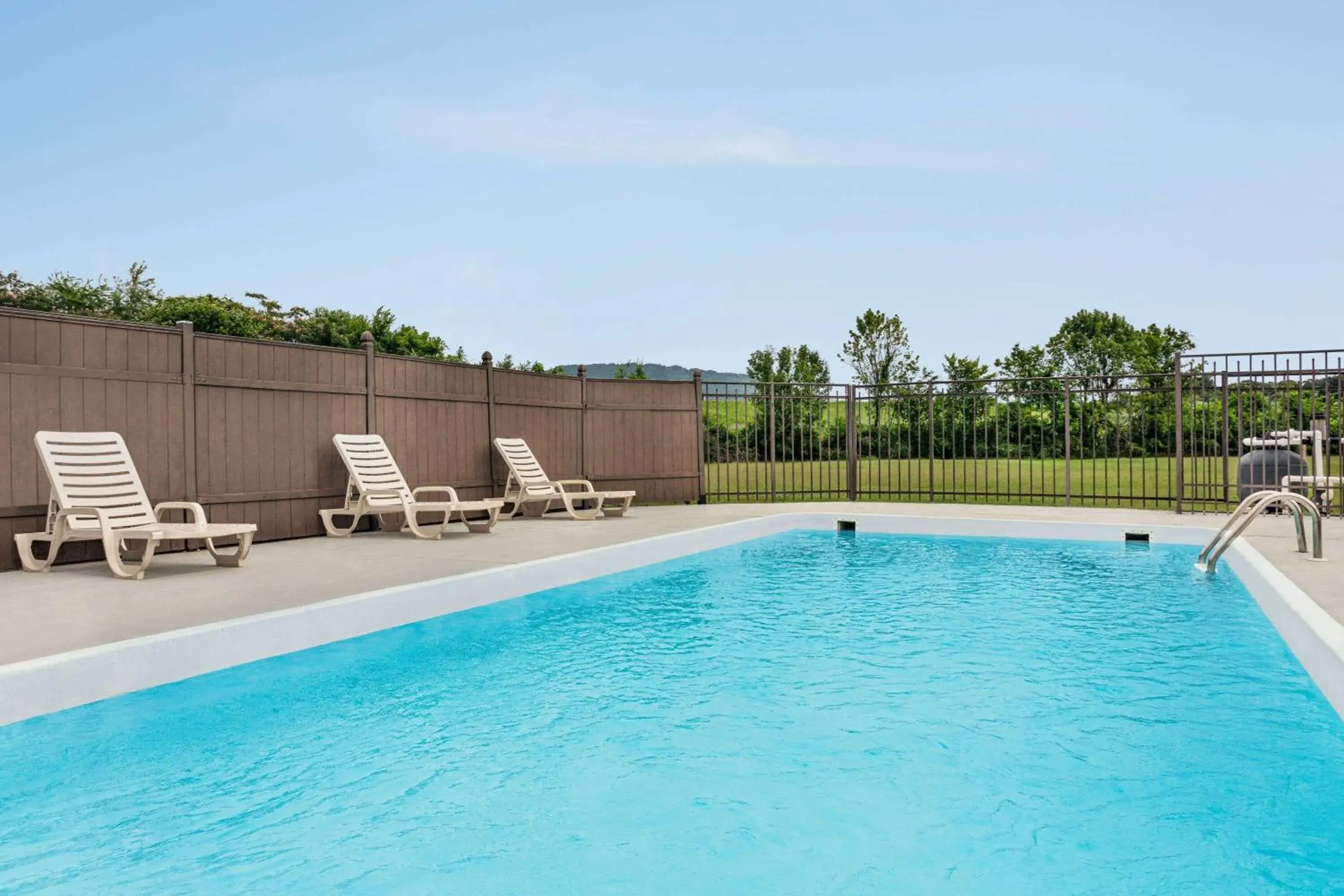 Swimming pool in Howard Johnson by Wyndham Chattanooga Lookout Mountain I-24 Swimming pool in Howard Johnson by Wyndham Chattanooga Lookout Mountain I-24