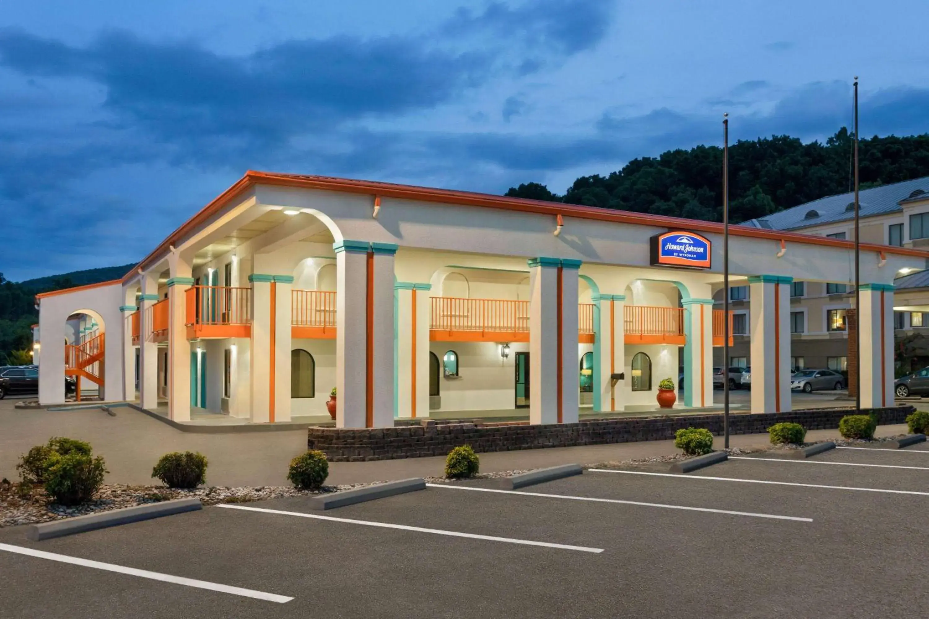 Property building in Howard Johnson by Wyndham Chattanooga Lookout Mountain I-24 Property building in Howard Johnson by Wyndham Chattanooga Lookout Mountain I-24