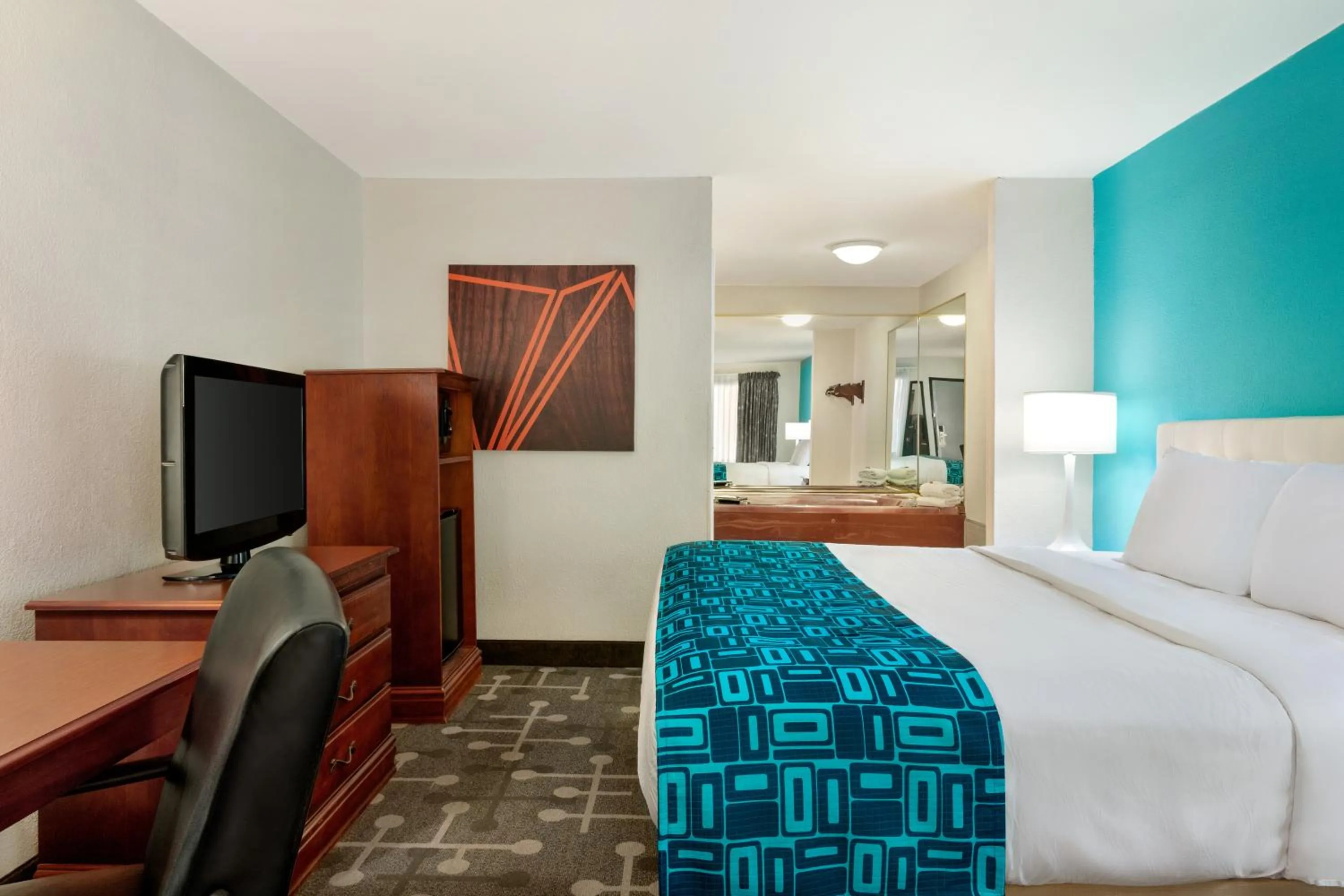 Hot Tub, Bed in Howard Johnson by Wyndham Chattanooga Lookout Mountain I-24