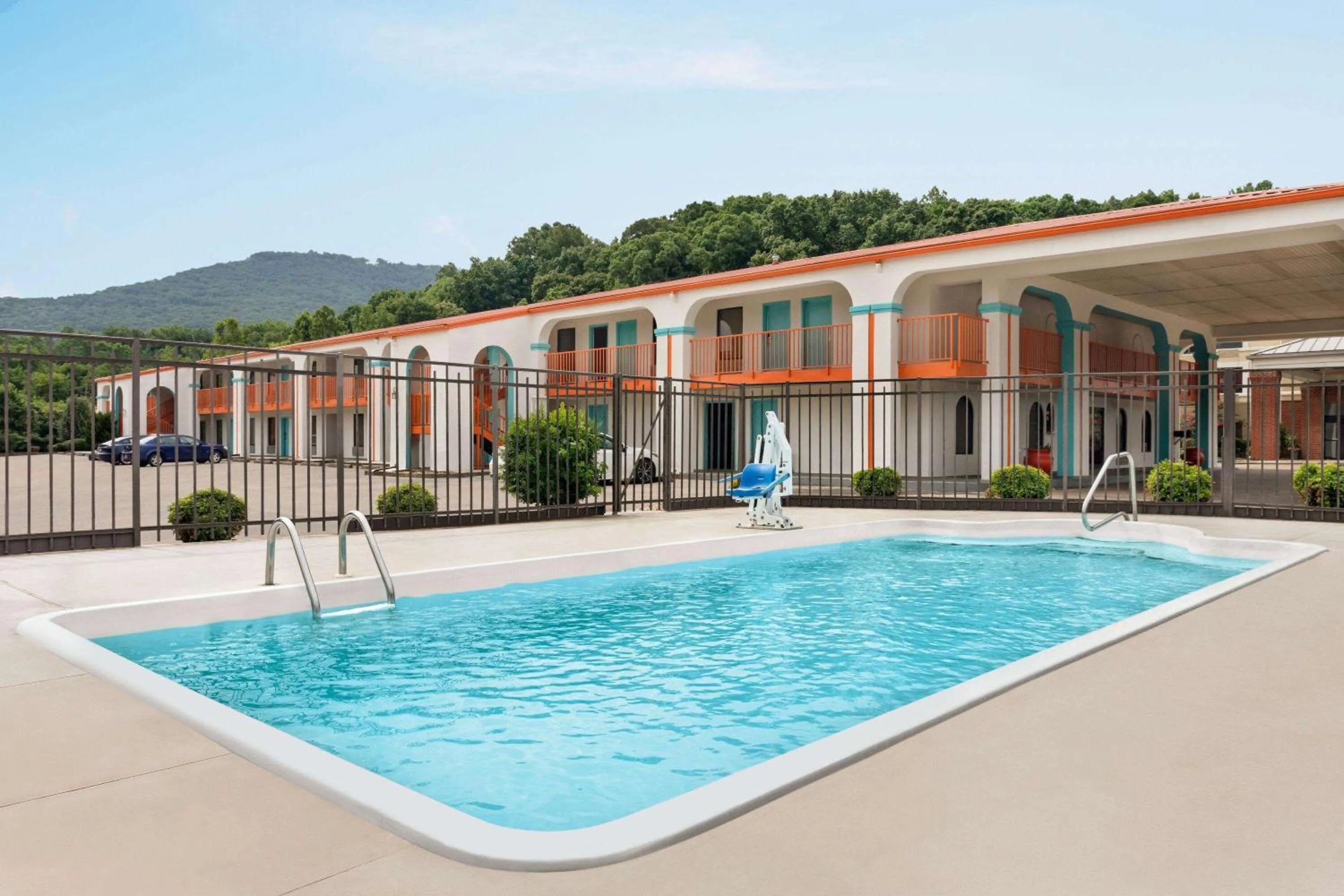 Swimming pool in Howard Johnson by Wyndham Chattanooga Lookout Mountain I-24