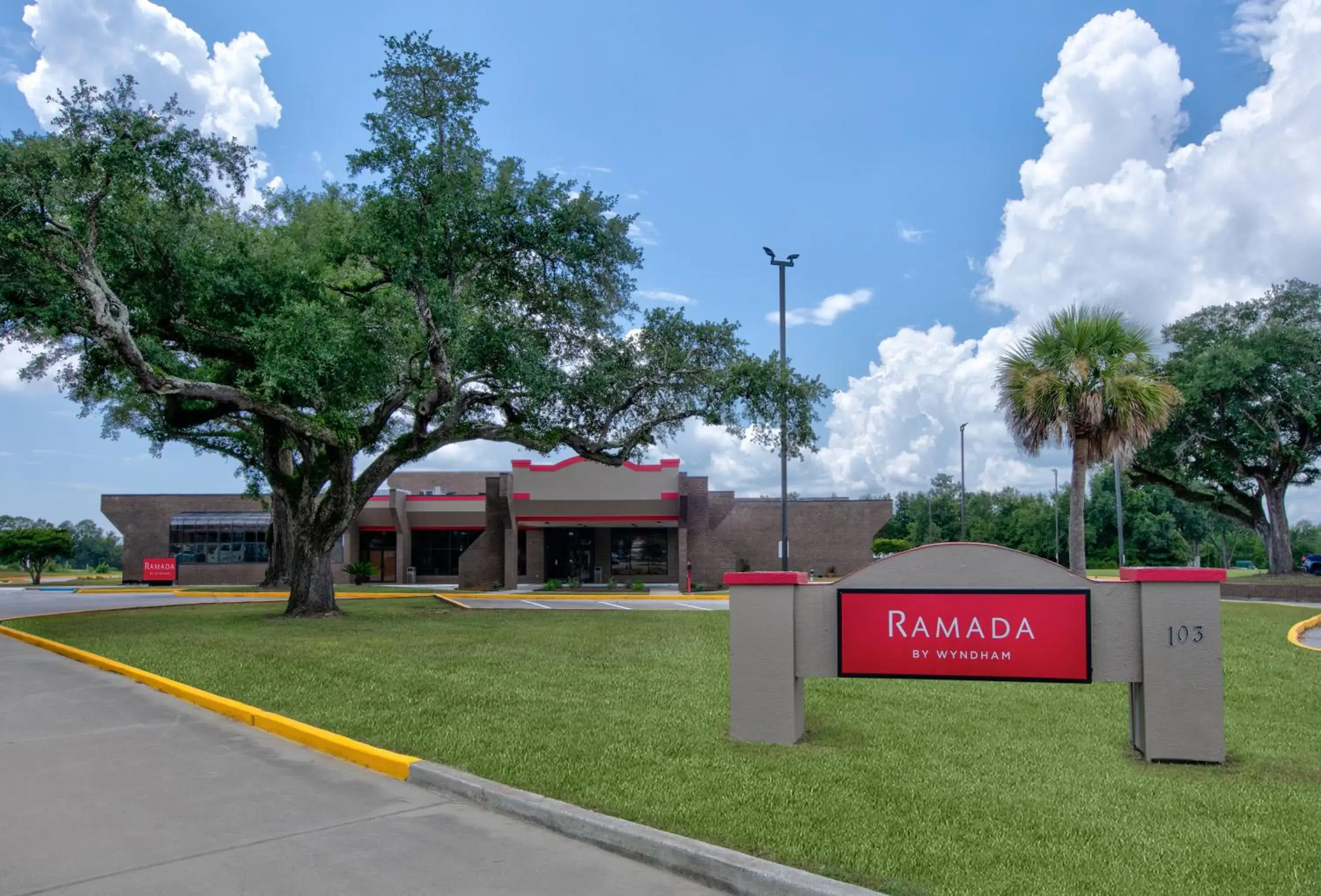 Property building in Ramada by Wyndham Diamondhead I-10 Gulfport Property building in Ramada by Wyndham Diamondhead I-10 Gulfport