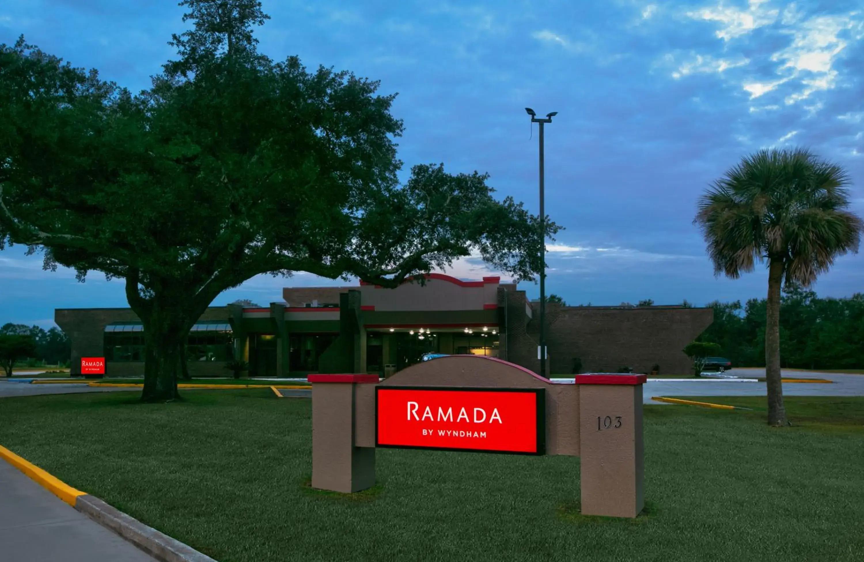 Property building in Ramada by Wyndham Diamondhead I-10 Gulfport Property building in Ramada by Wyndham Diamondhead I-10 Gulfport