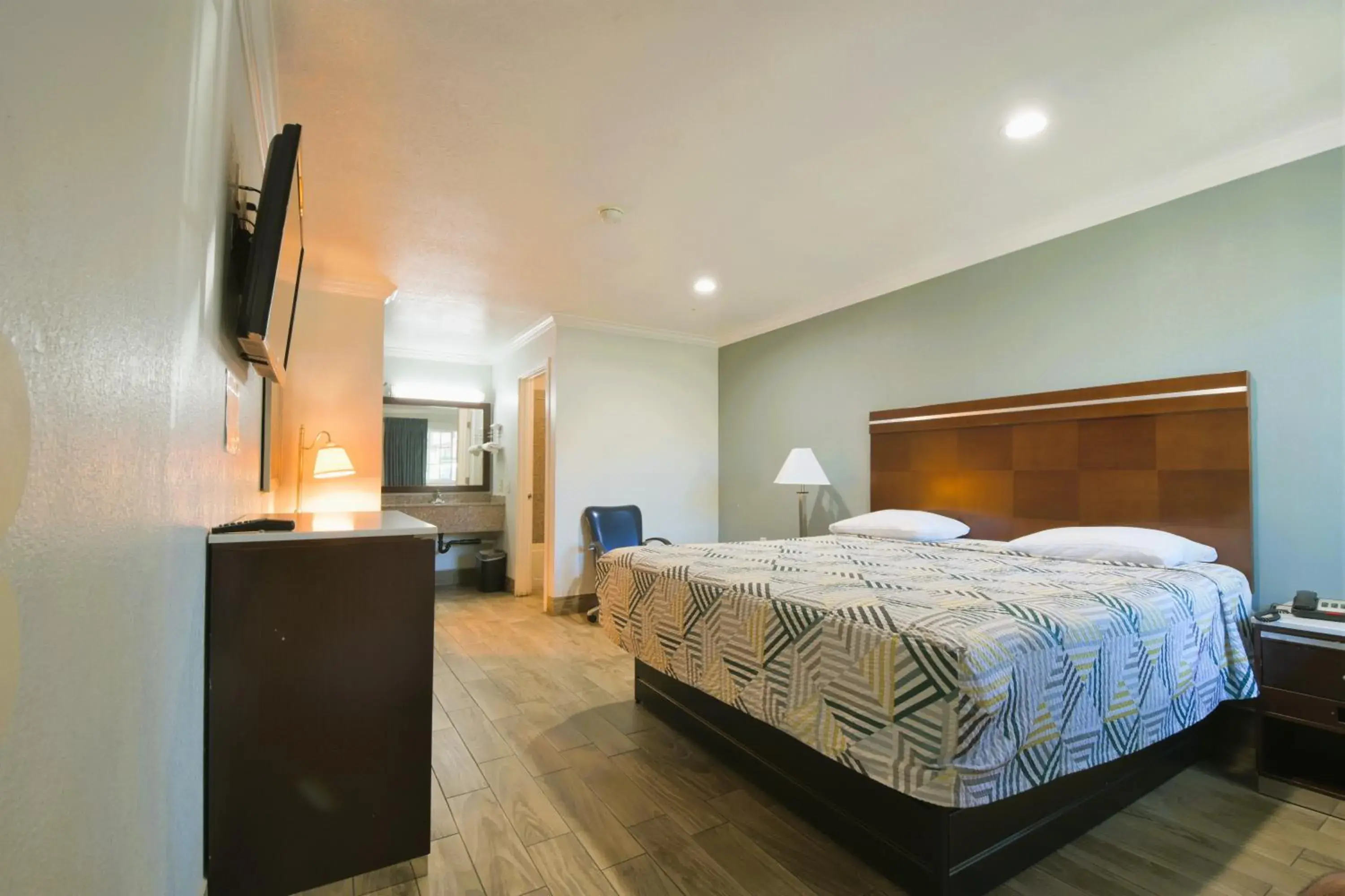 Bed in Welcome Inn Corona Bed in Welcome Inn Corona