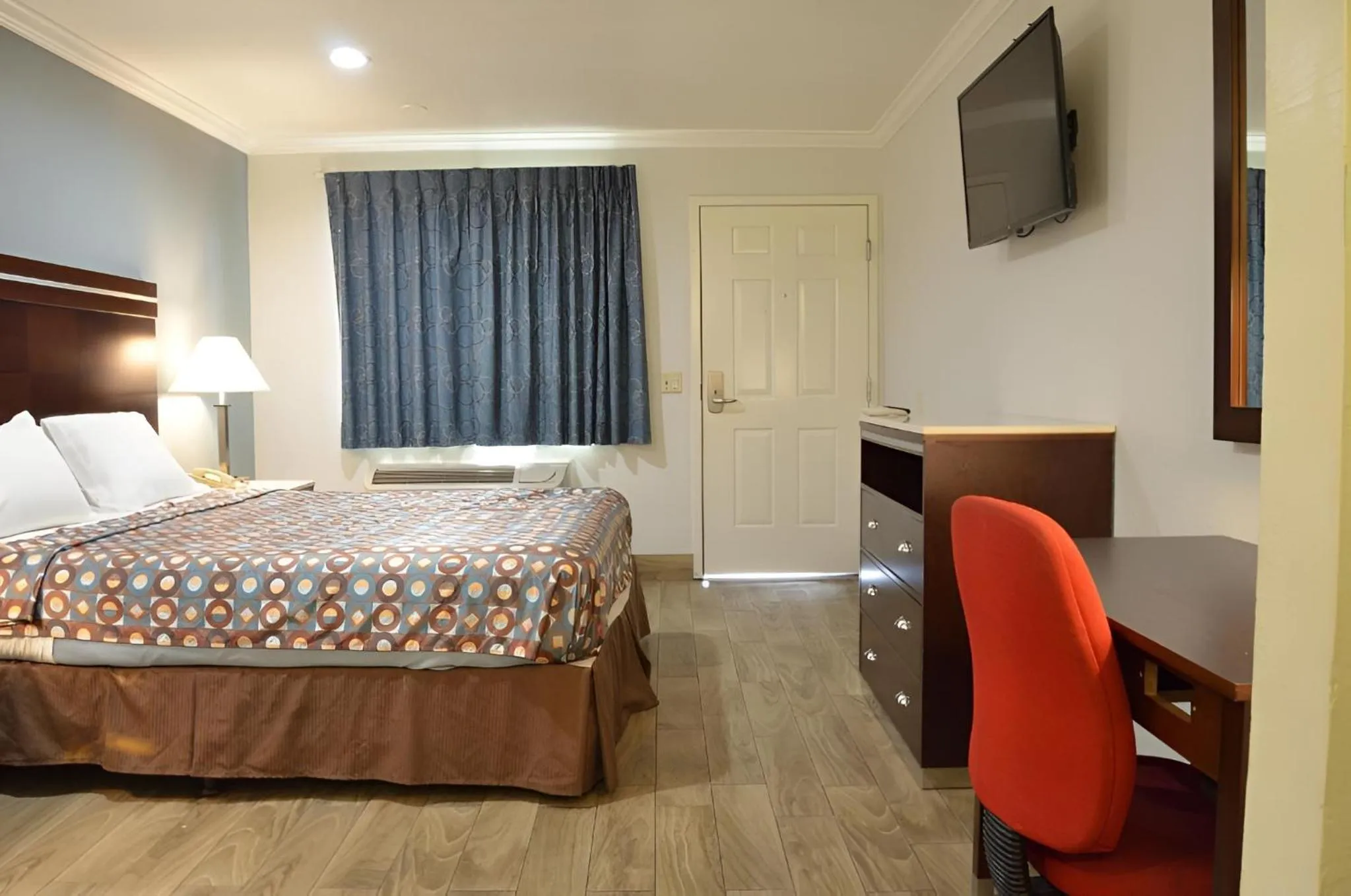 Bed in Welcome Inn Corona