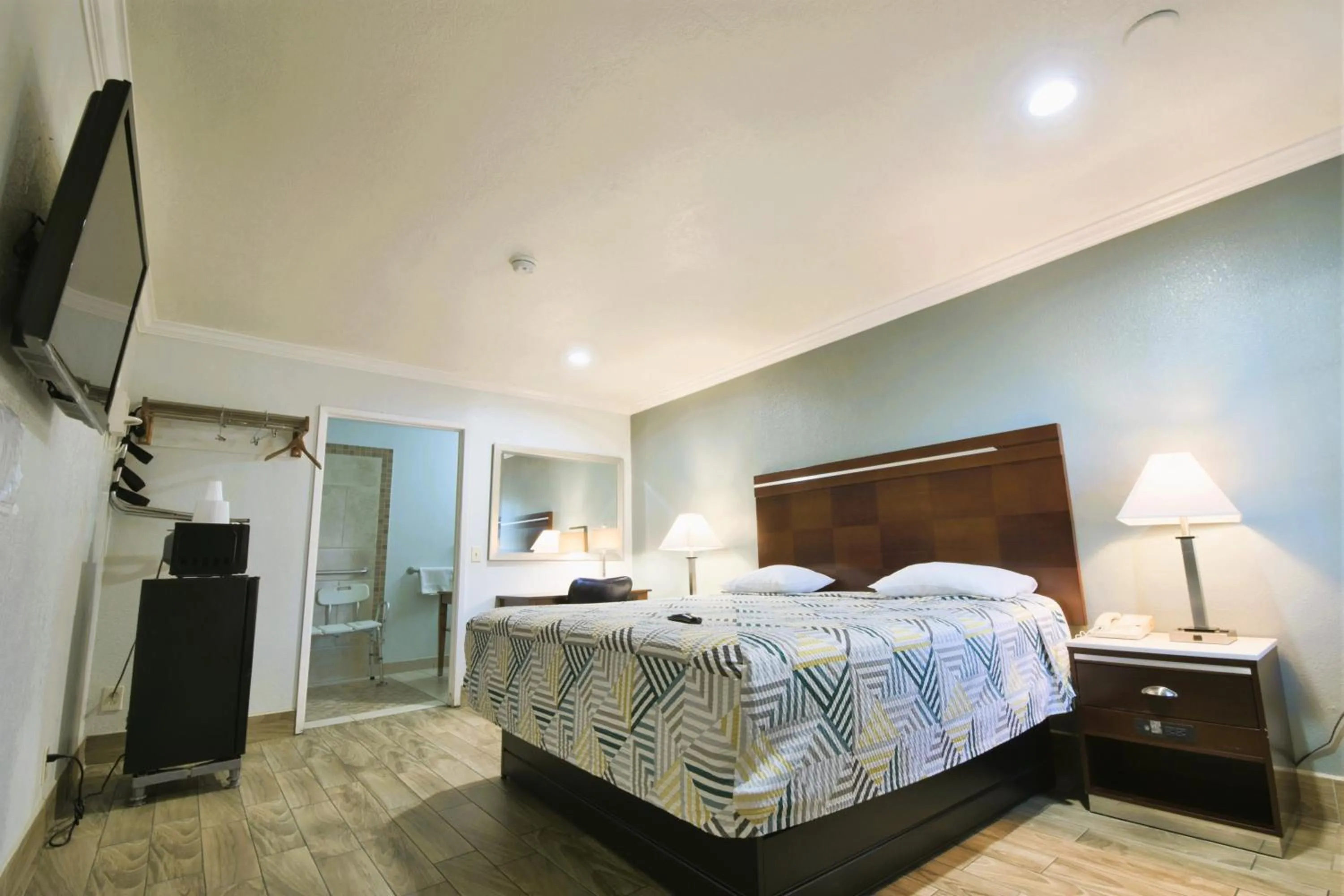 Bed in Welcome Inn Corona