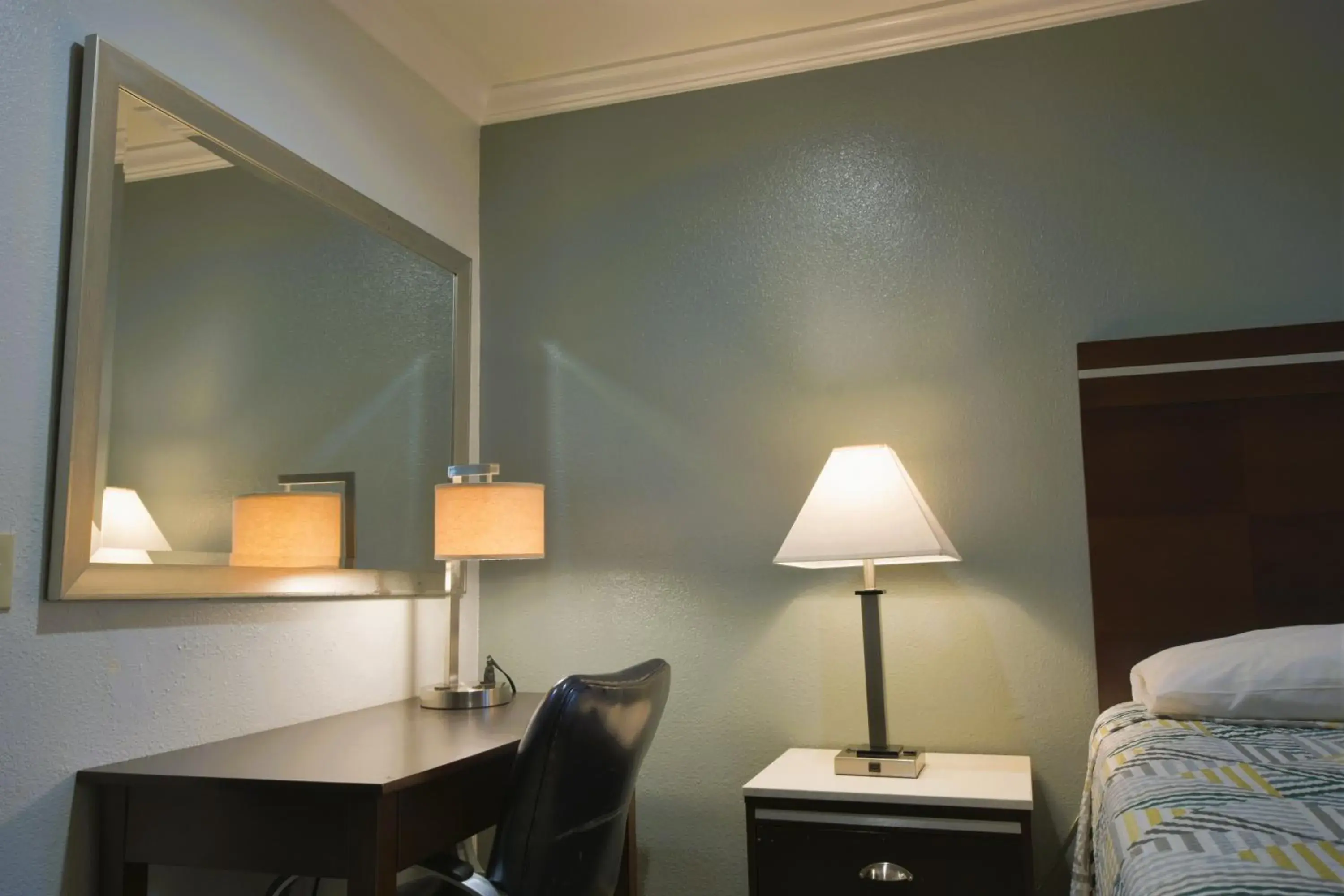 Photo of the whole room, Bed in Welcome Inn Corona Photo of the whole room, Bed in Welcome Inn Corona