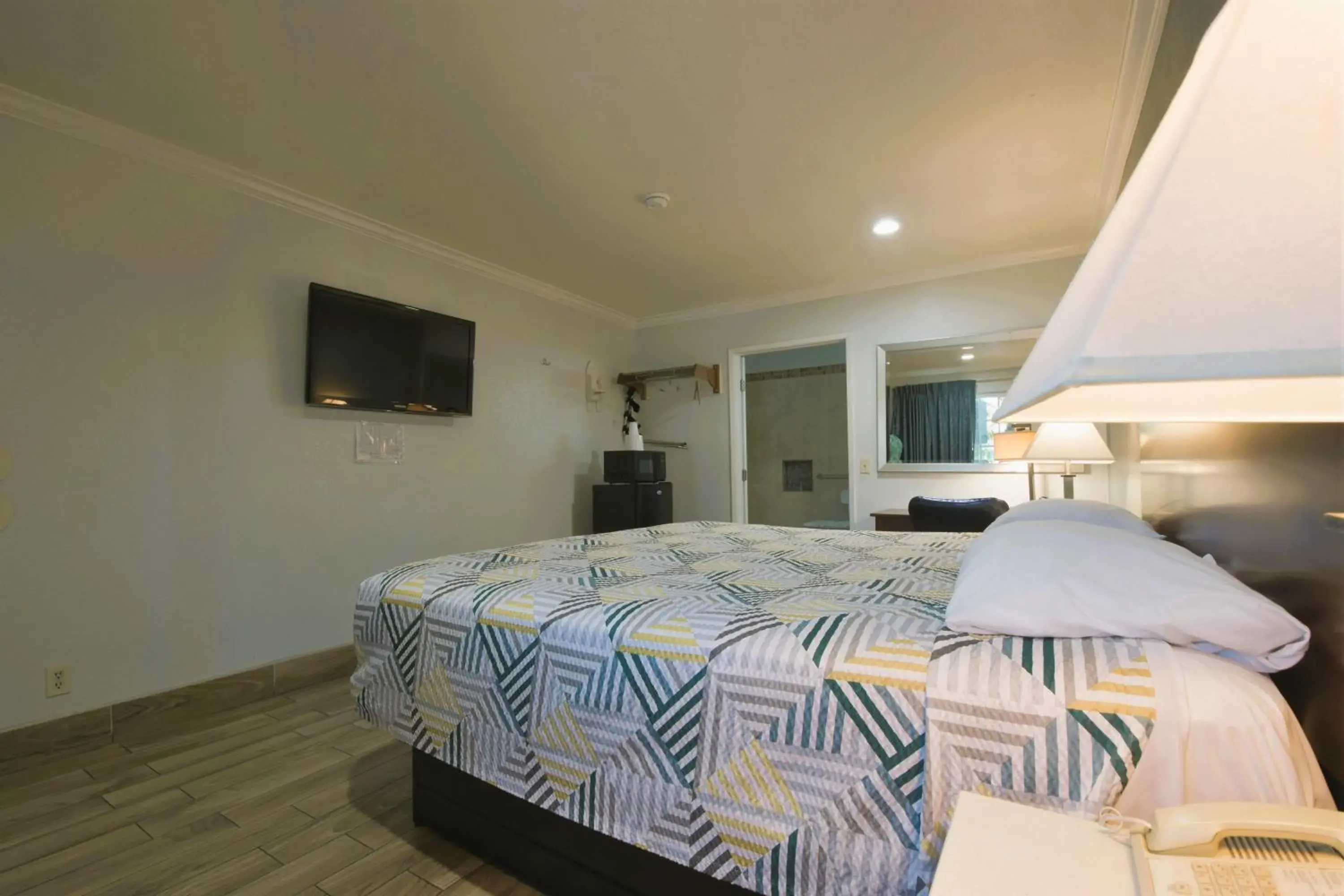 Bed in Welcome Inn Corona Bed in Welcome Inn Corona