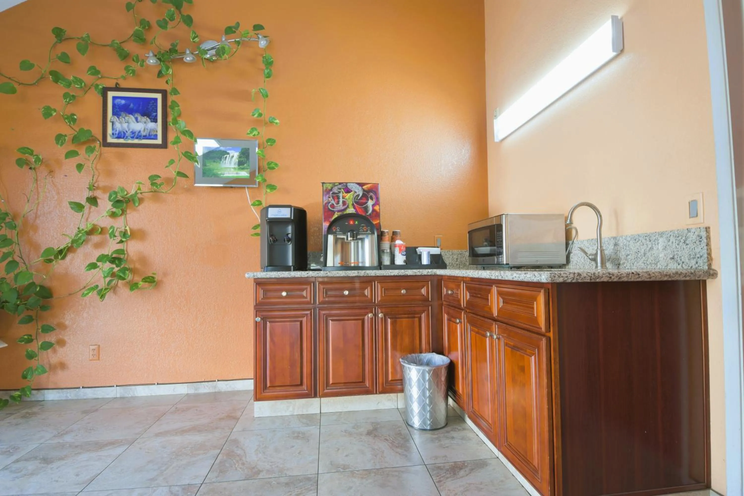 Coffee/tea facilities in Welcome Inn Corona