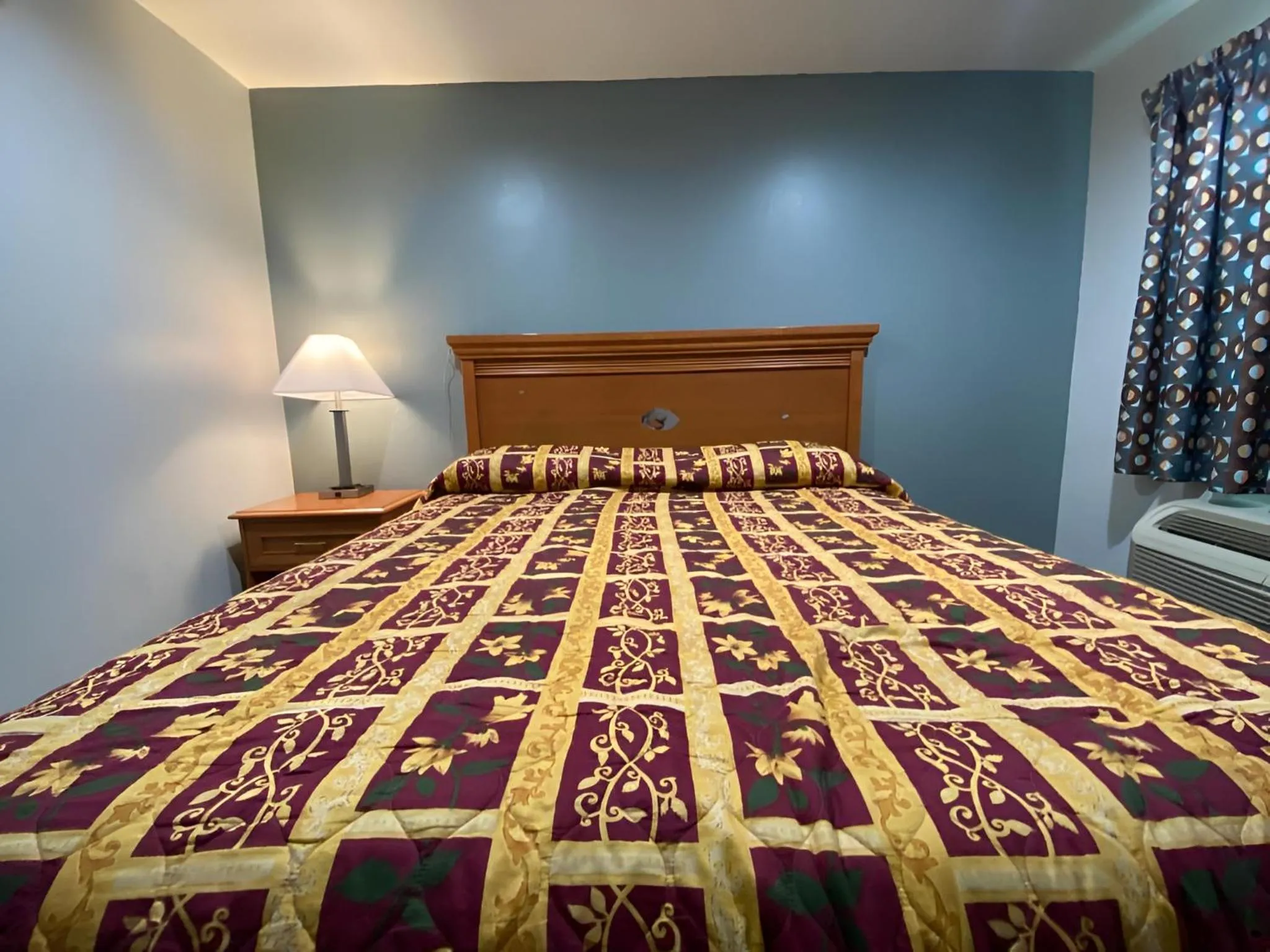 Bed in Welcome Inn Corona