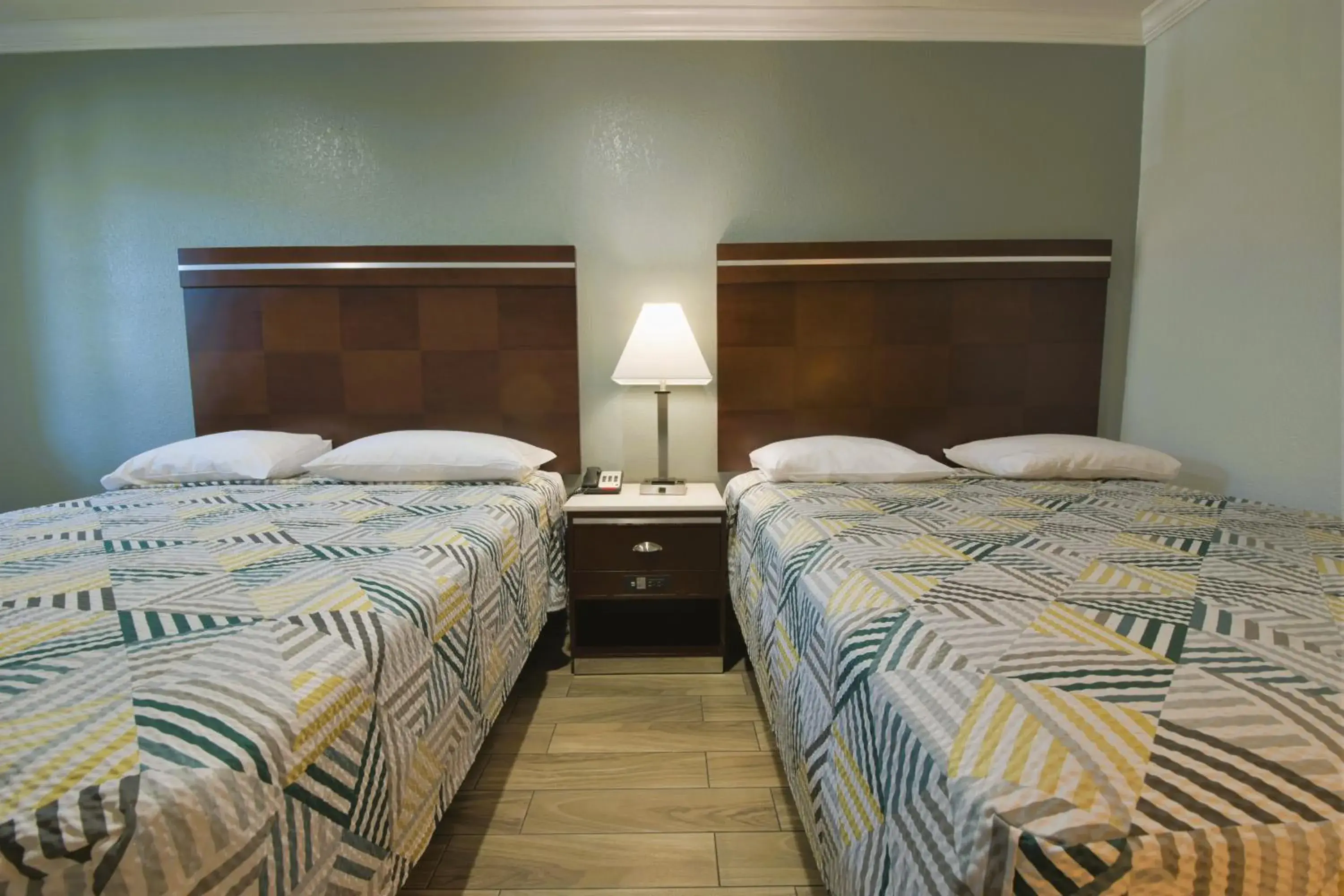 Bed in Welcome Inn Corona Bed in Welcome Inn Corona