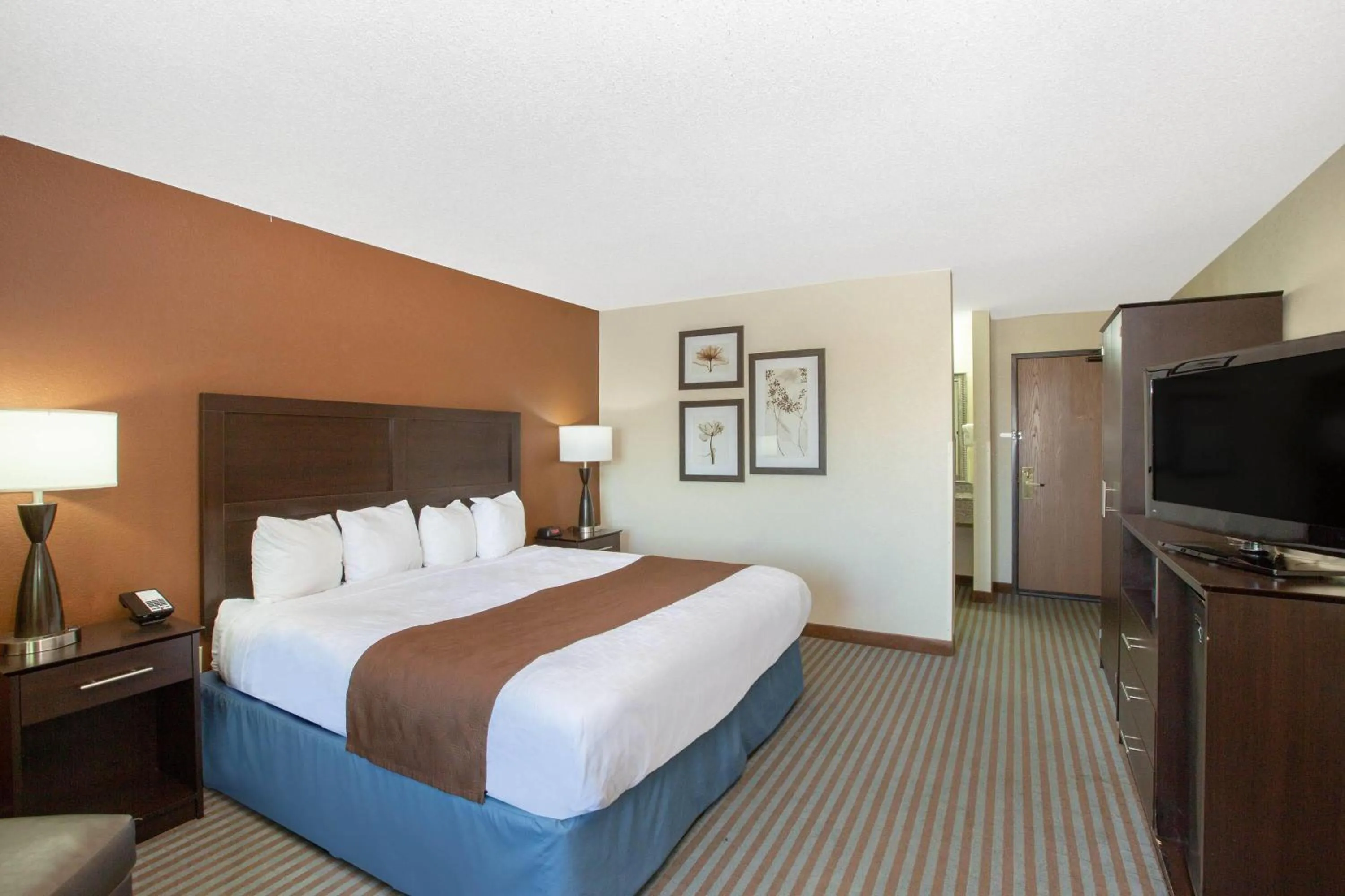 Photo of the whole room, Bed in AmericInn by Wyndham Lincoln North