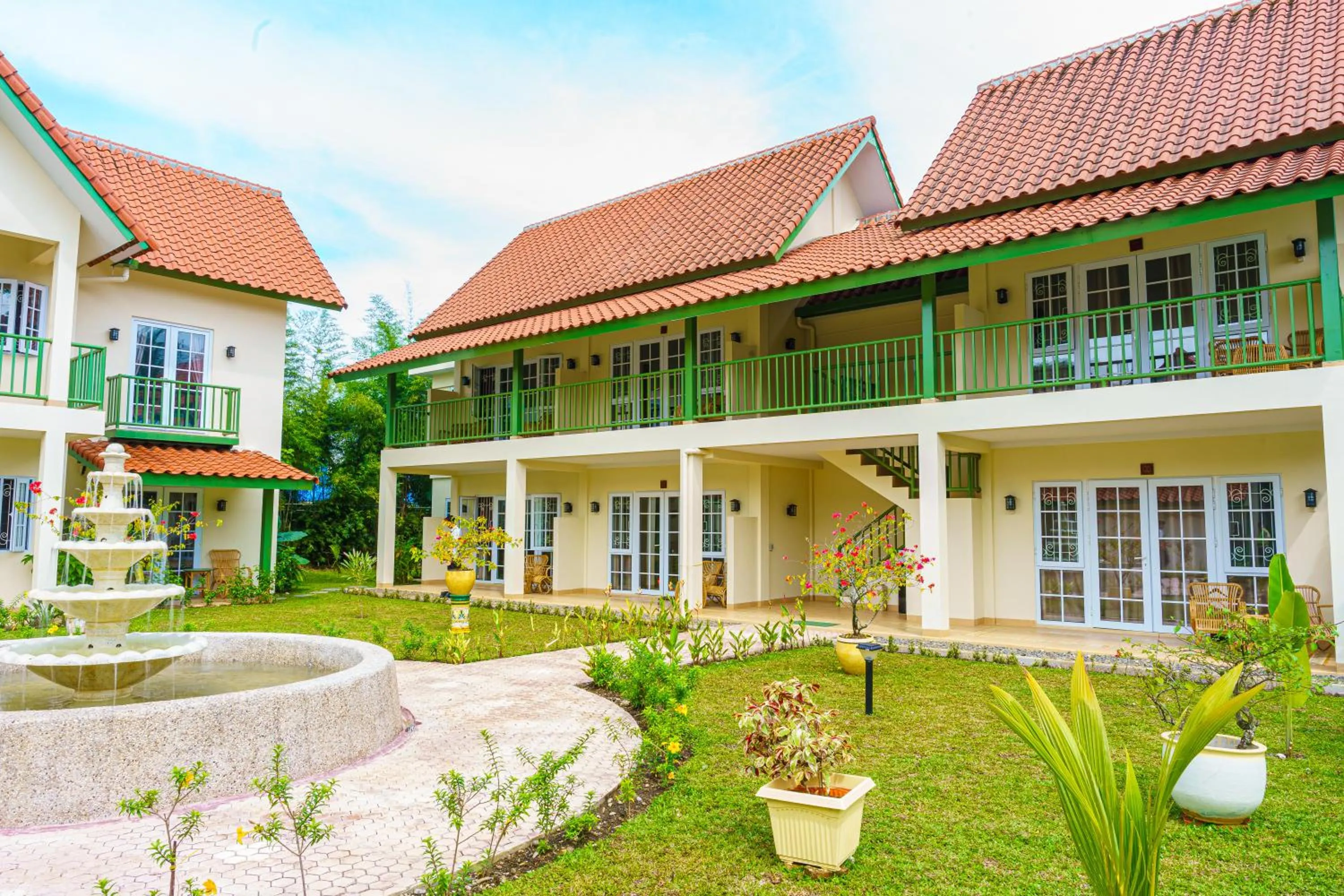 Property building in Hotel Deli River and Restaurant Omlandia