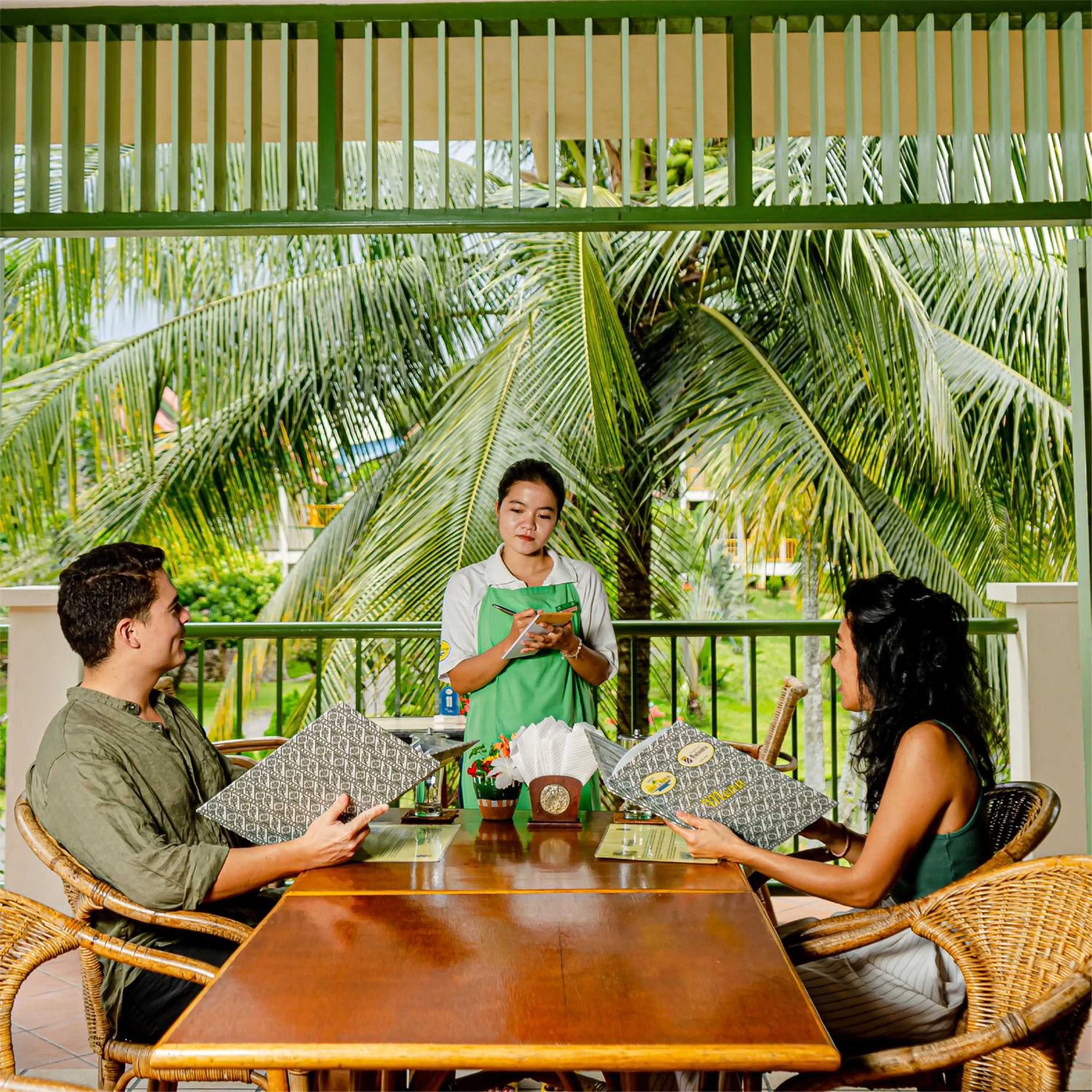 Restaurant/places to eat in Hotel Deli River and Restaurant Omlandia