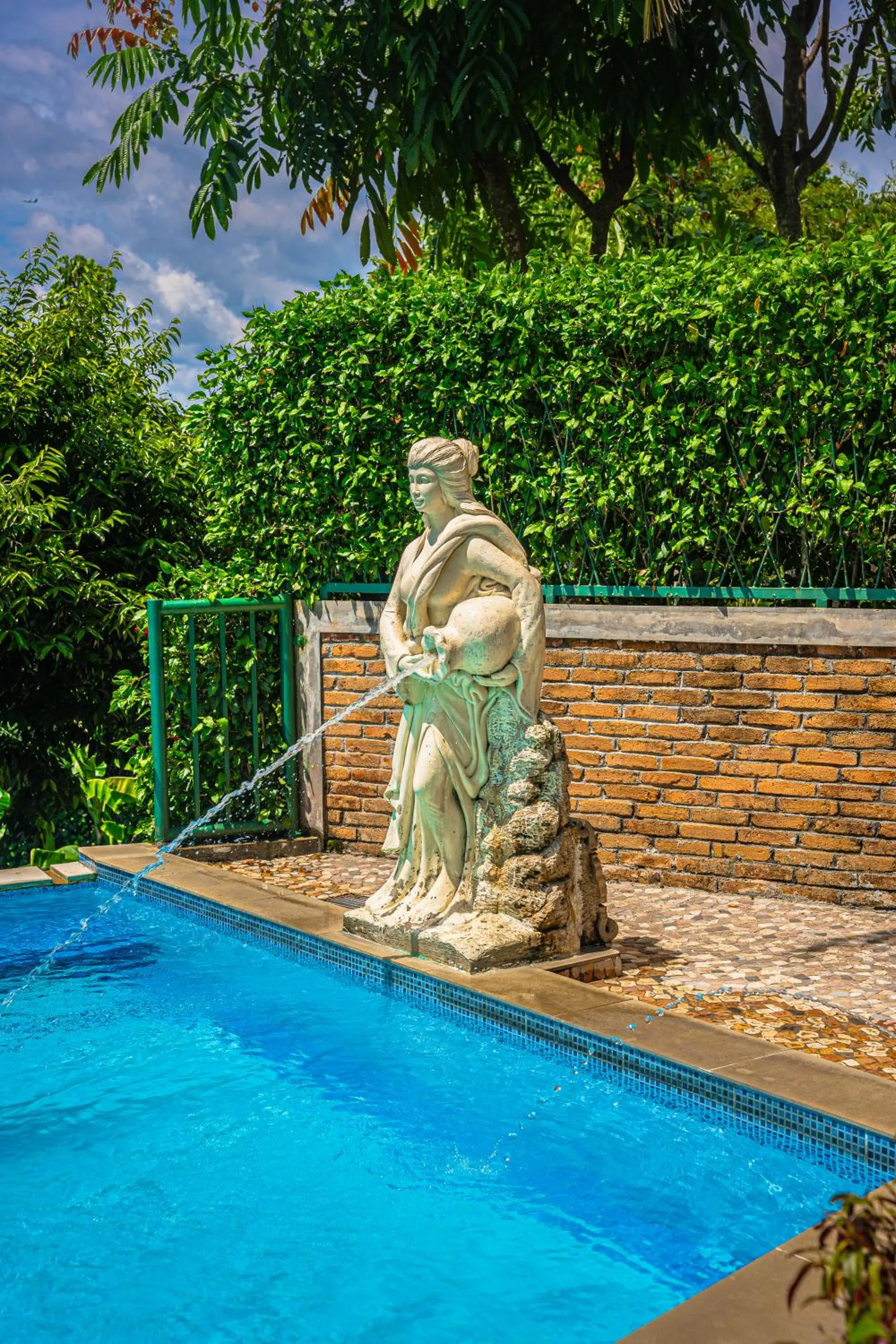 Swimming pool in Hotel Deli River and Restaurant Omlandia