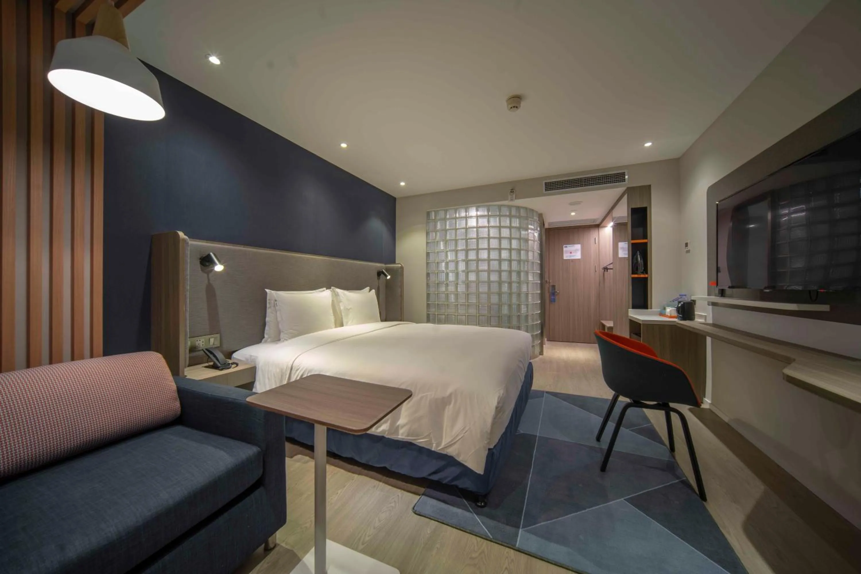 Photo of the whole room, Bed in Holiday Inn Express Shanghai Jinqiao Central by IHG