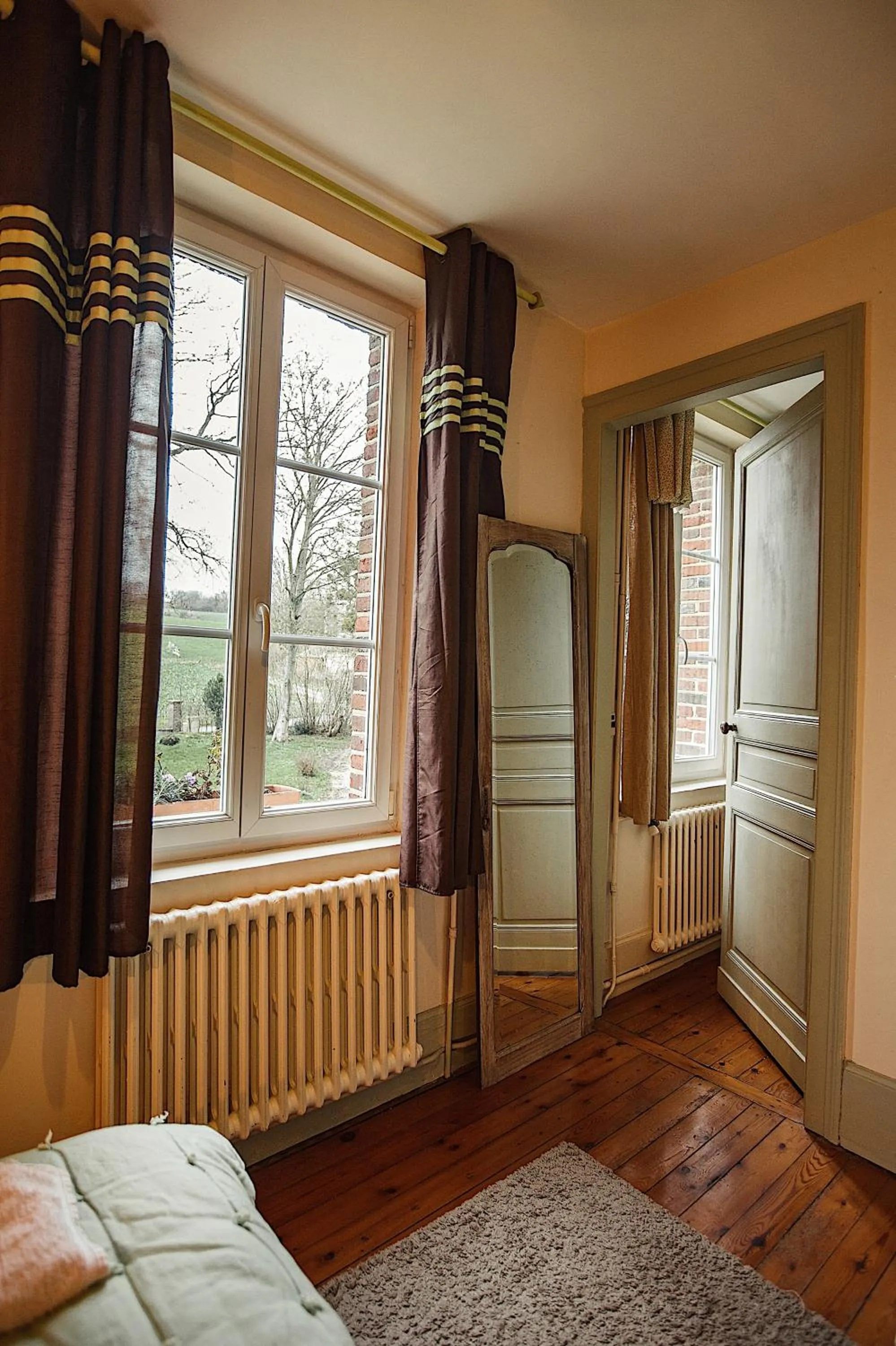 Photo of the whole room, Bed in La tourelle