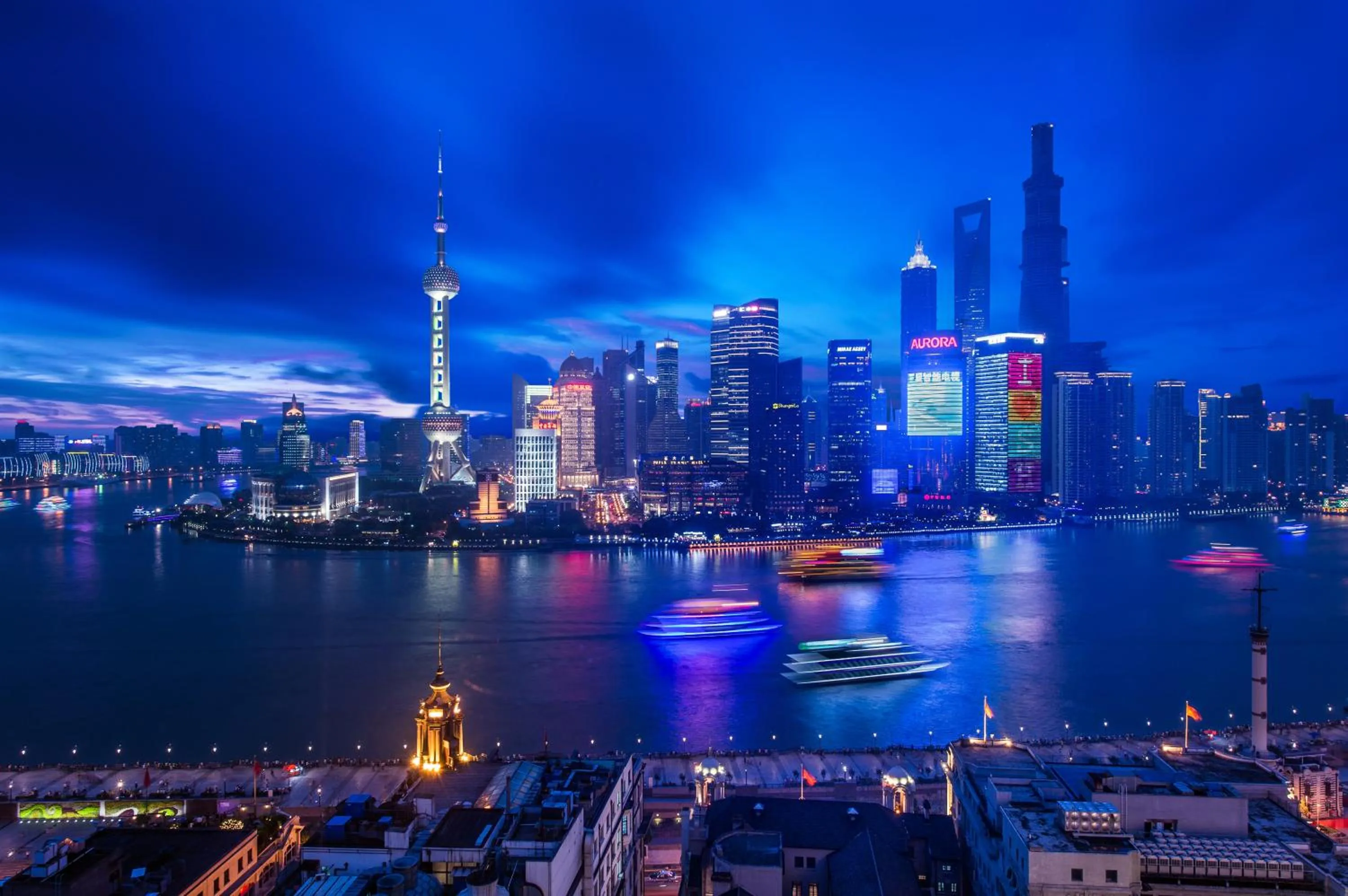Night in Waldorf Astoria Shanghai on the Bund