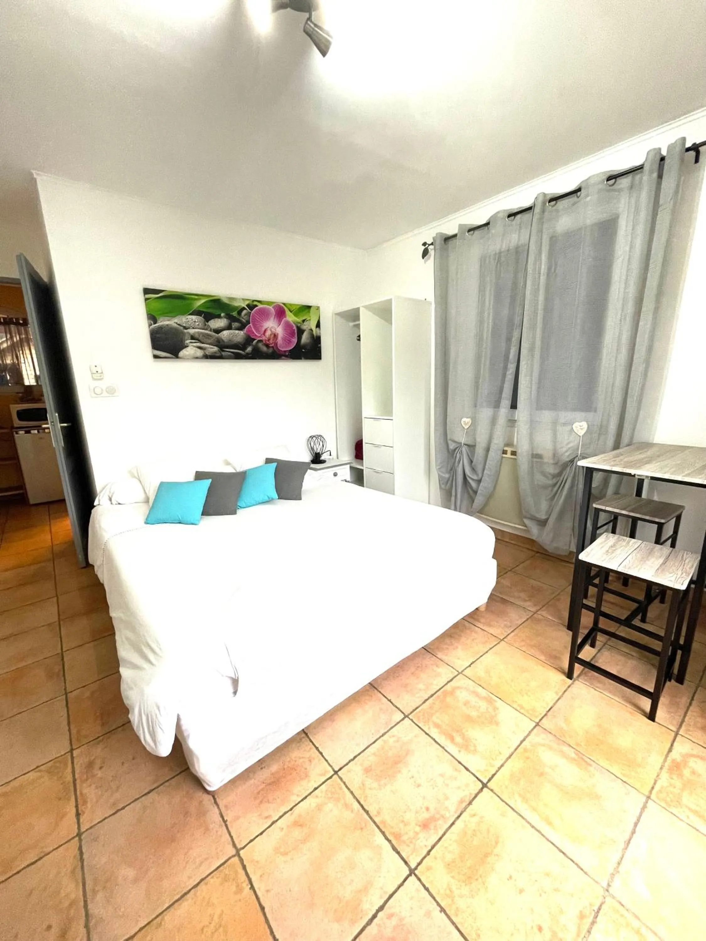 Bedroom, Bed in L'étape Provencale