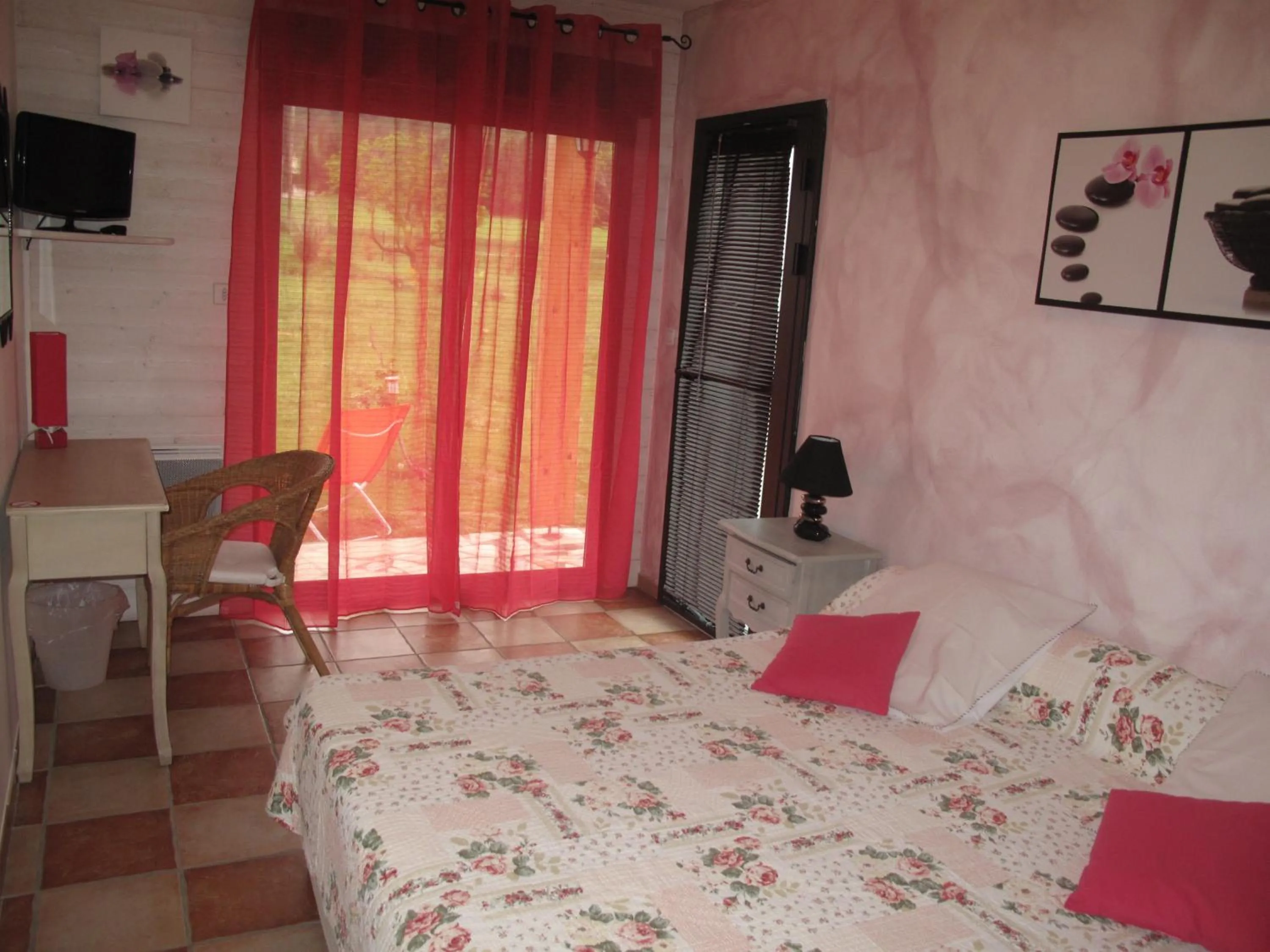 Bedroom, Bed in L'étape Provencale