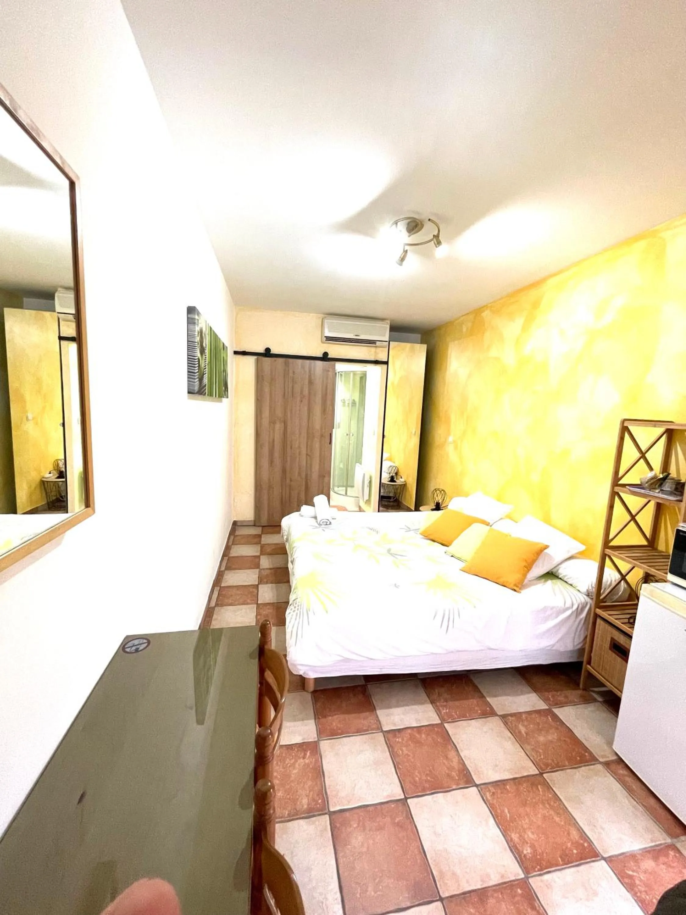 Bedroom, Bed in L'étape Provencale