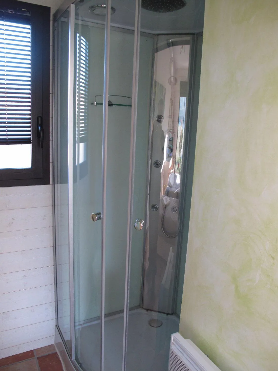 Shower in L'étape Provencale