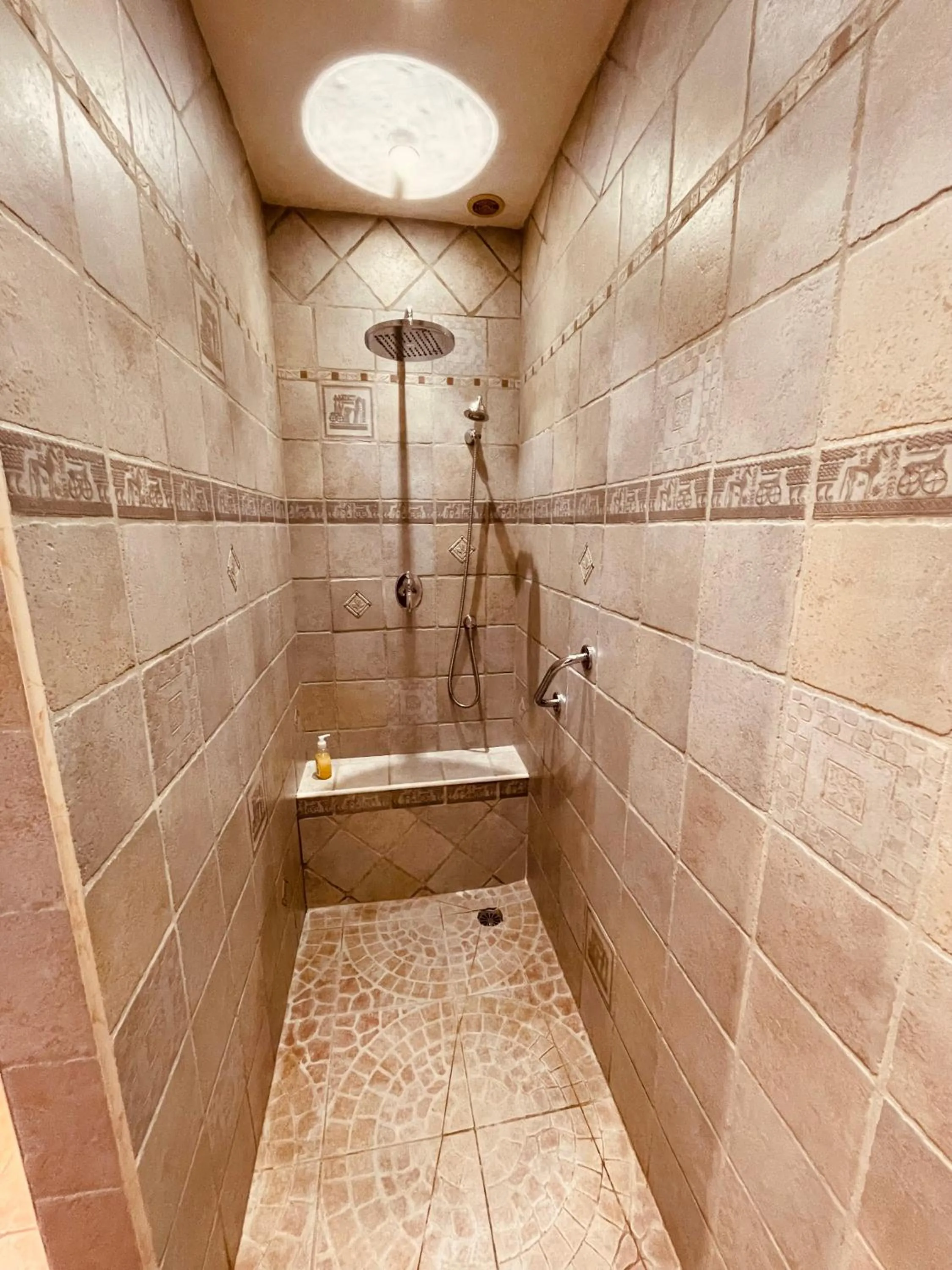 Shower in L'étape Provencale