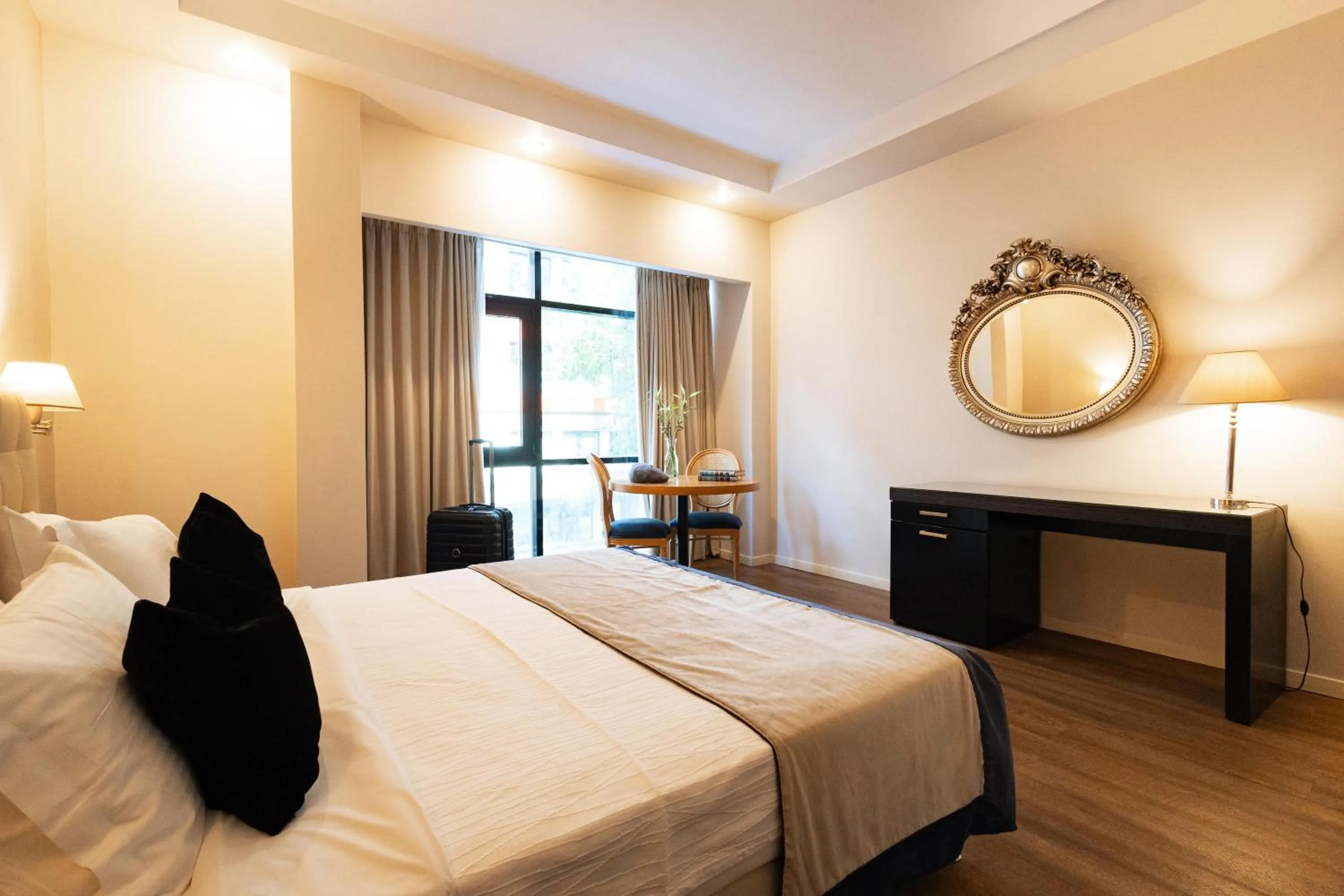 Bedroom, Bed in Best Western Plus Embassy Hotel