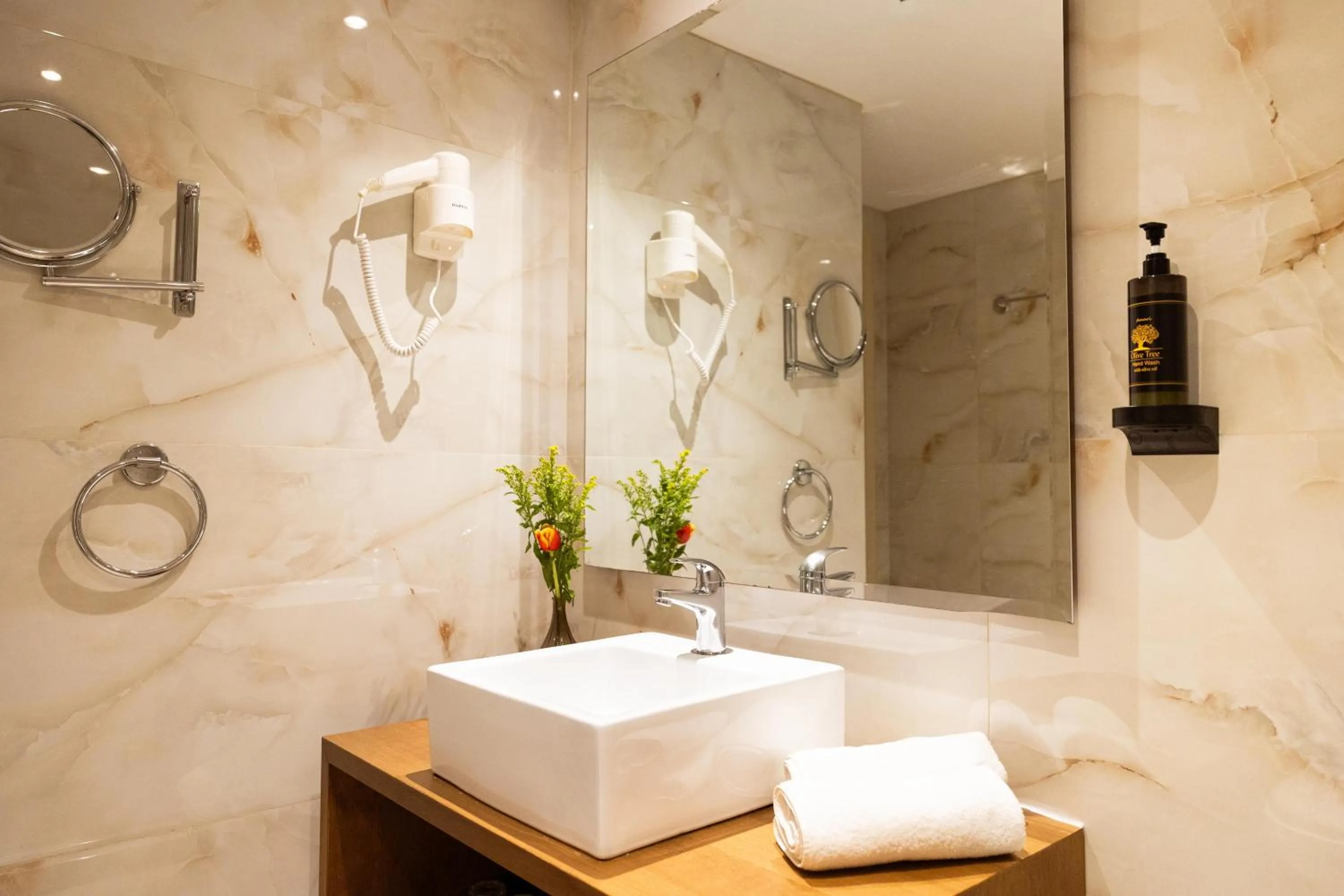 Bedroom in Best Western Plus Embassy Hotel