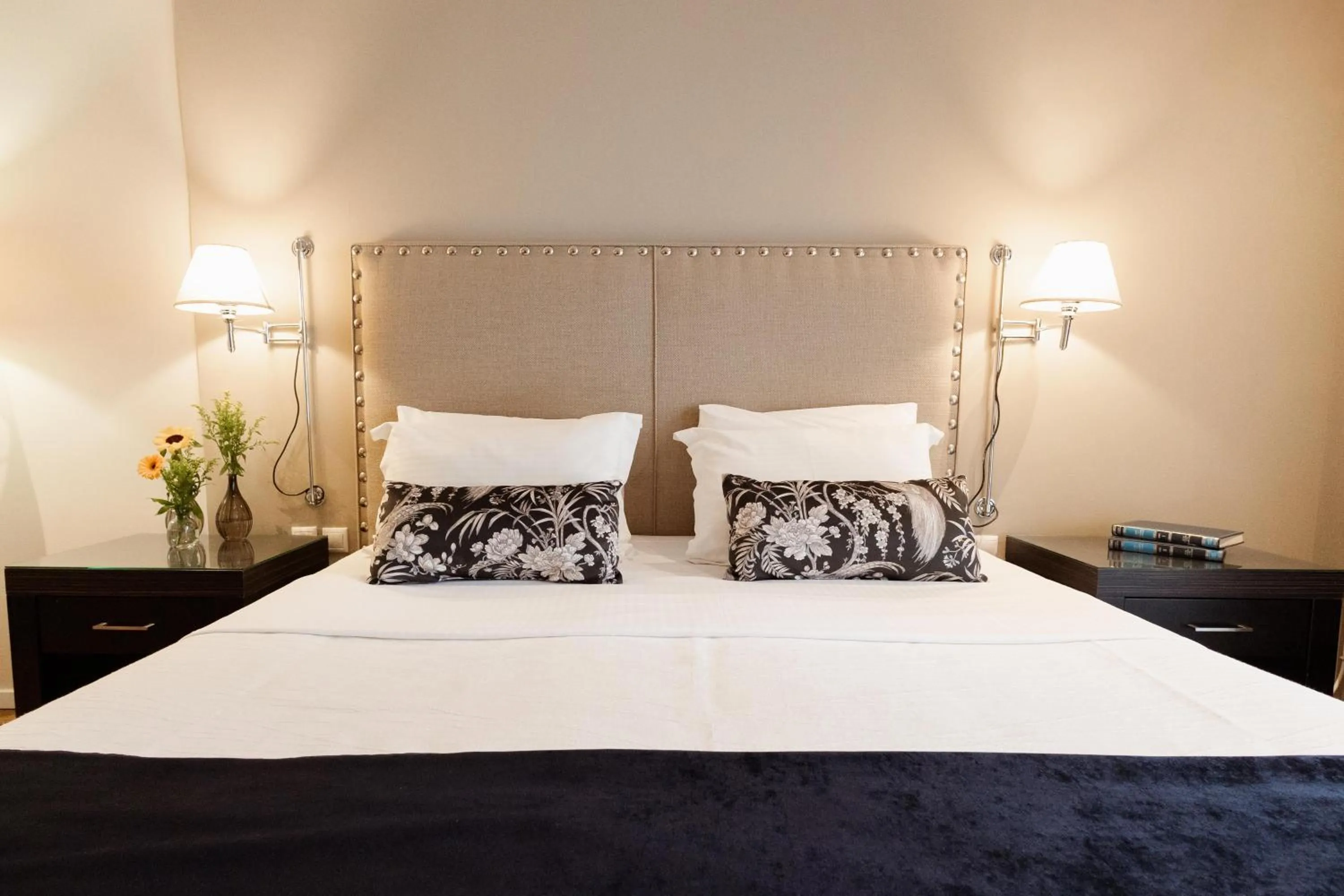 Photo of the whole room, Bed in Best Western Plus Embassy Hotel