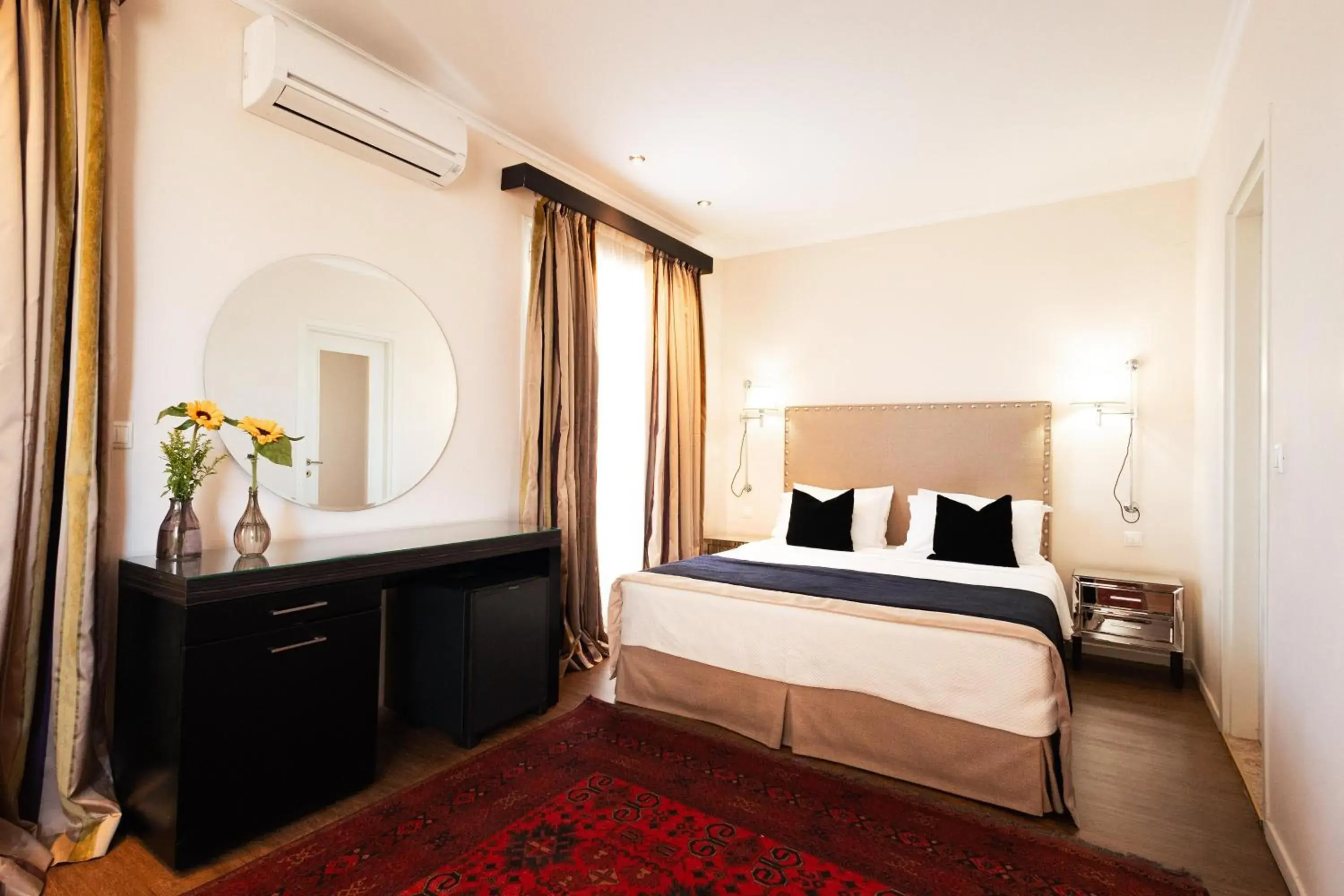 Bedroom, Bed in Best Western Plus Embassy Hotel Bedroom, Bed in Best Western Plus Embassy Hotel