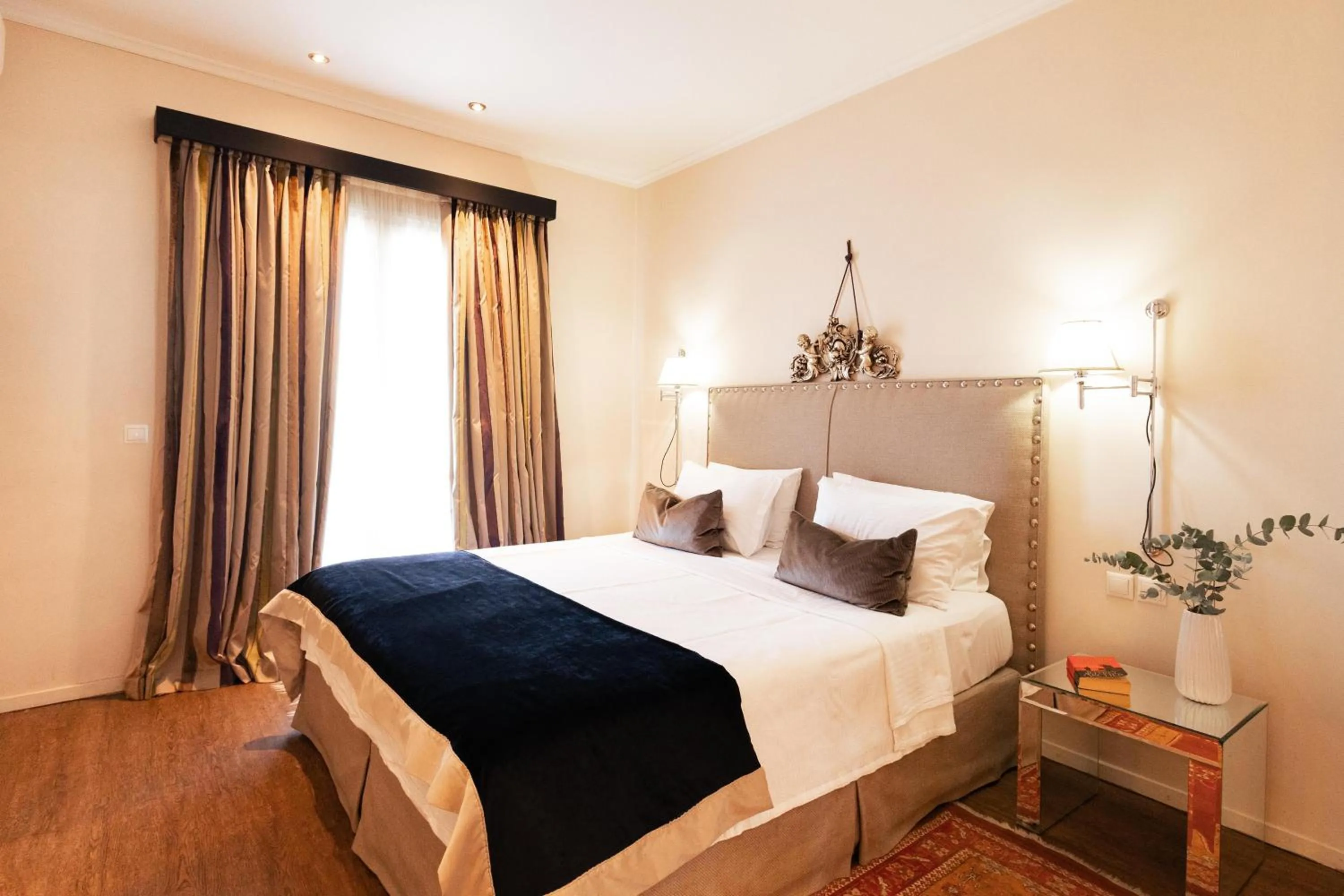 Photo of the whole room, Bed in Best Western Plus Embassy Hotel