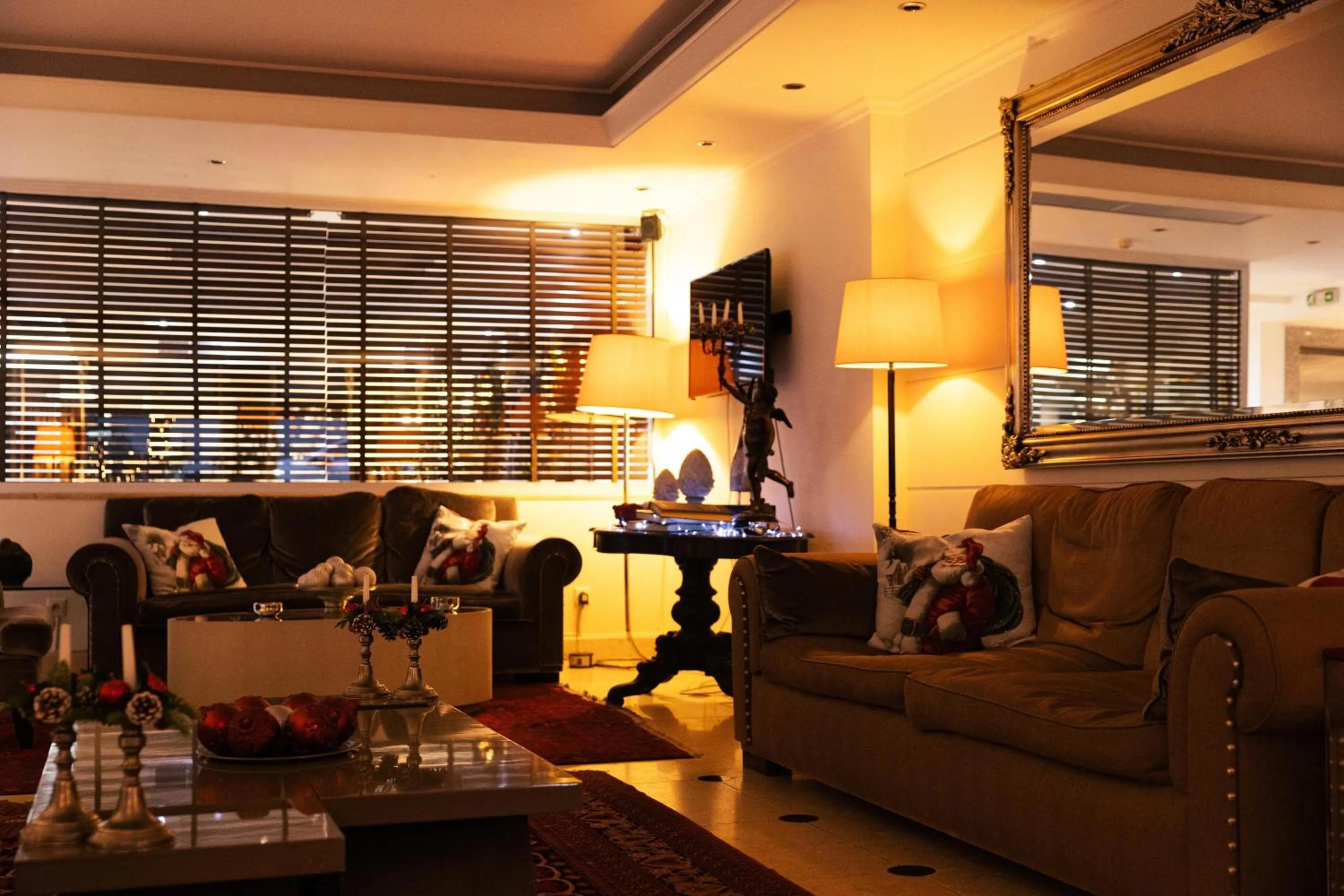 Lobby or reception in Best Western Plus Embassy Hotel