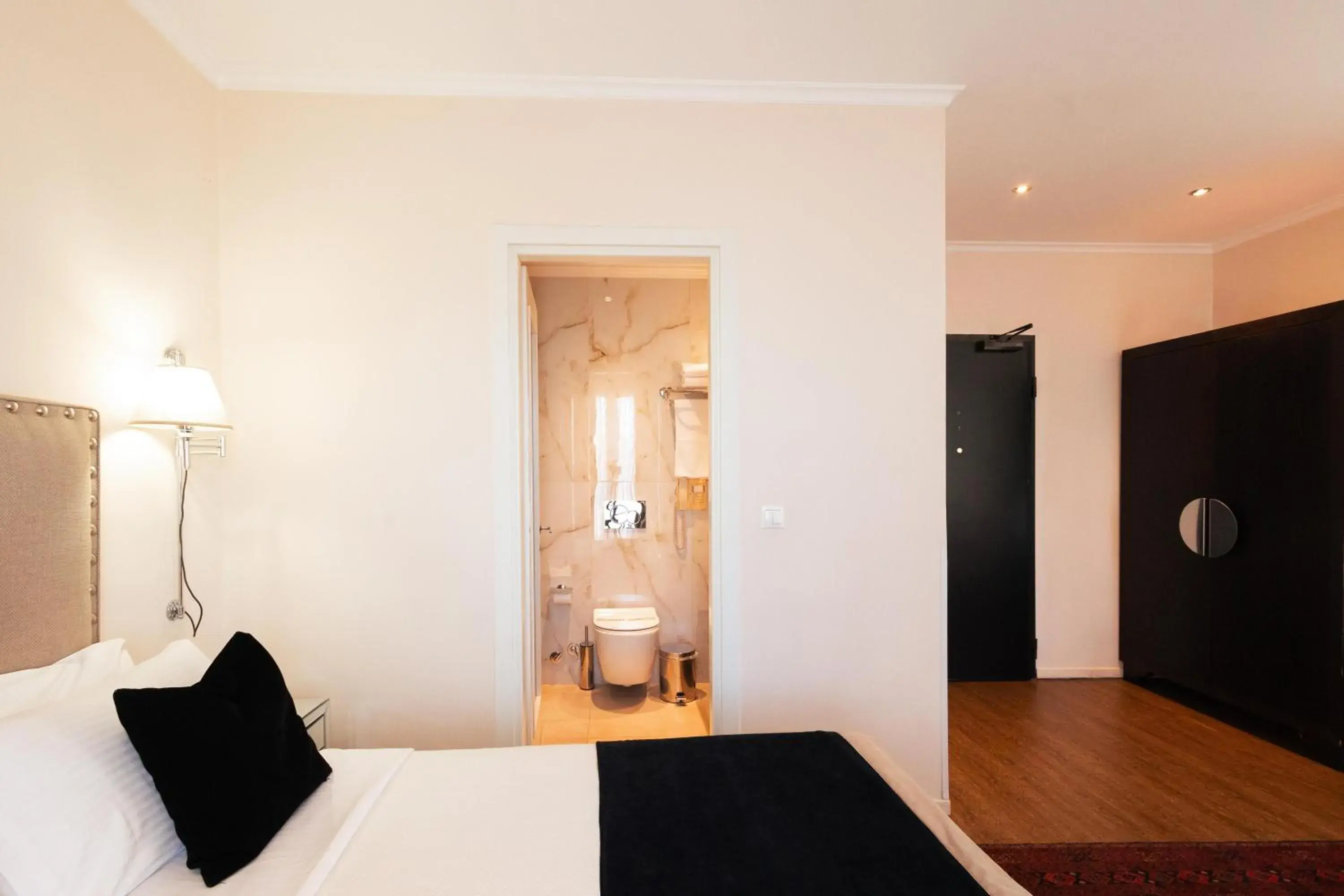 Bedroom, Bed in Best Western Plus Embassy Hotel Bedroom, Bed in Best Western Plus Embassy Hotel