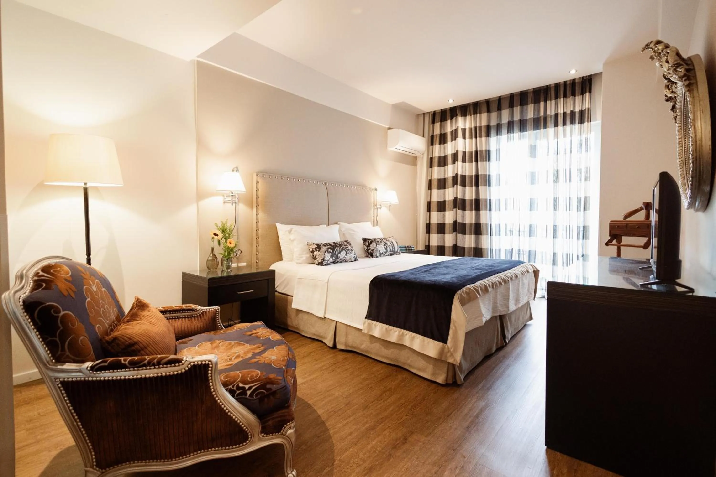 Photo of the whole room, Bed in Best Western Plus Embassy Hotel