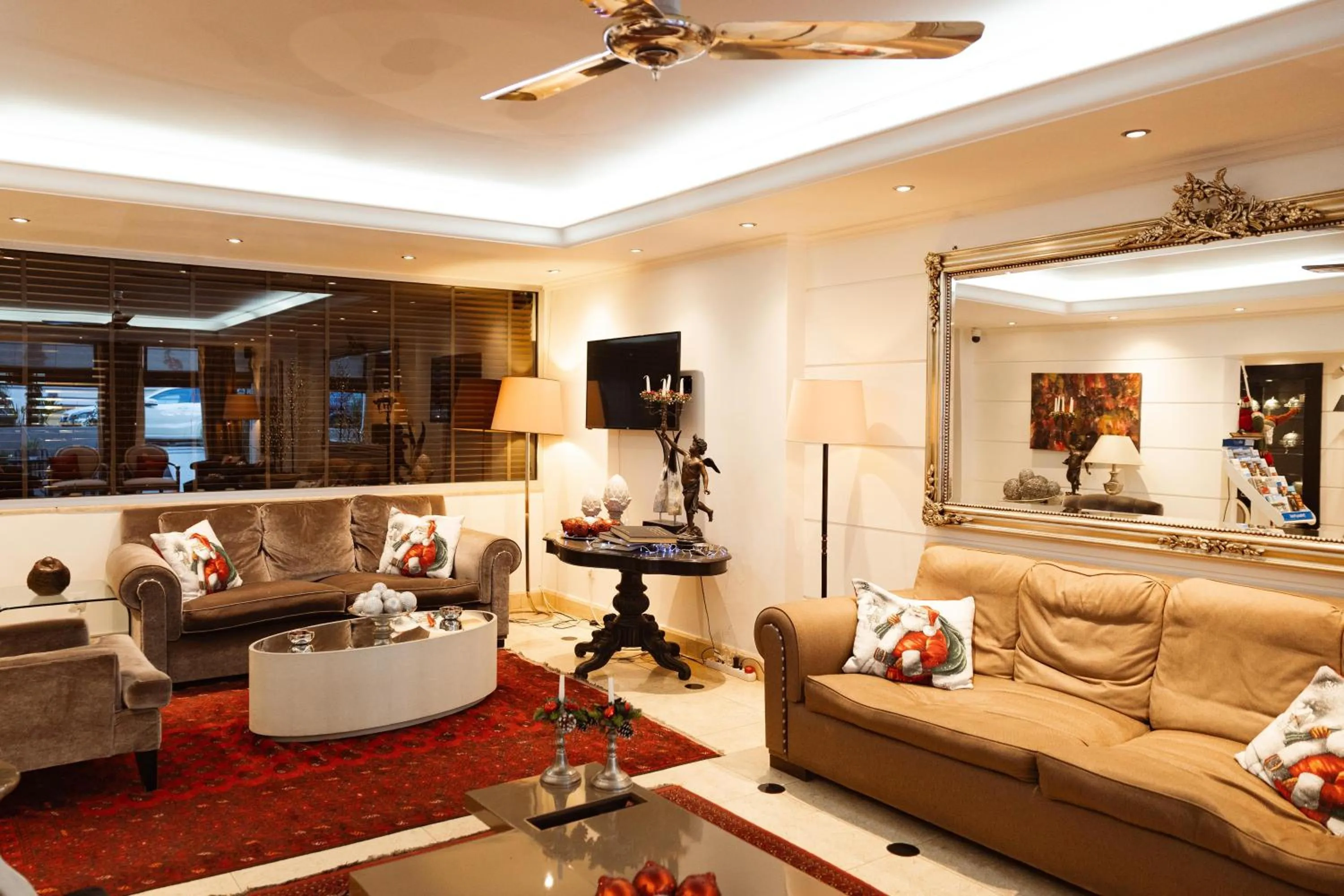 Lobby or reception in Best Western Plus Embassy Hotel