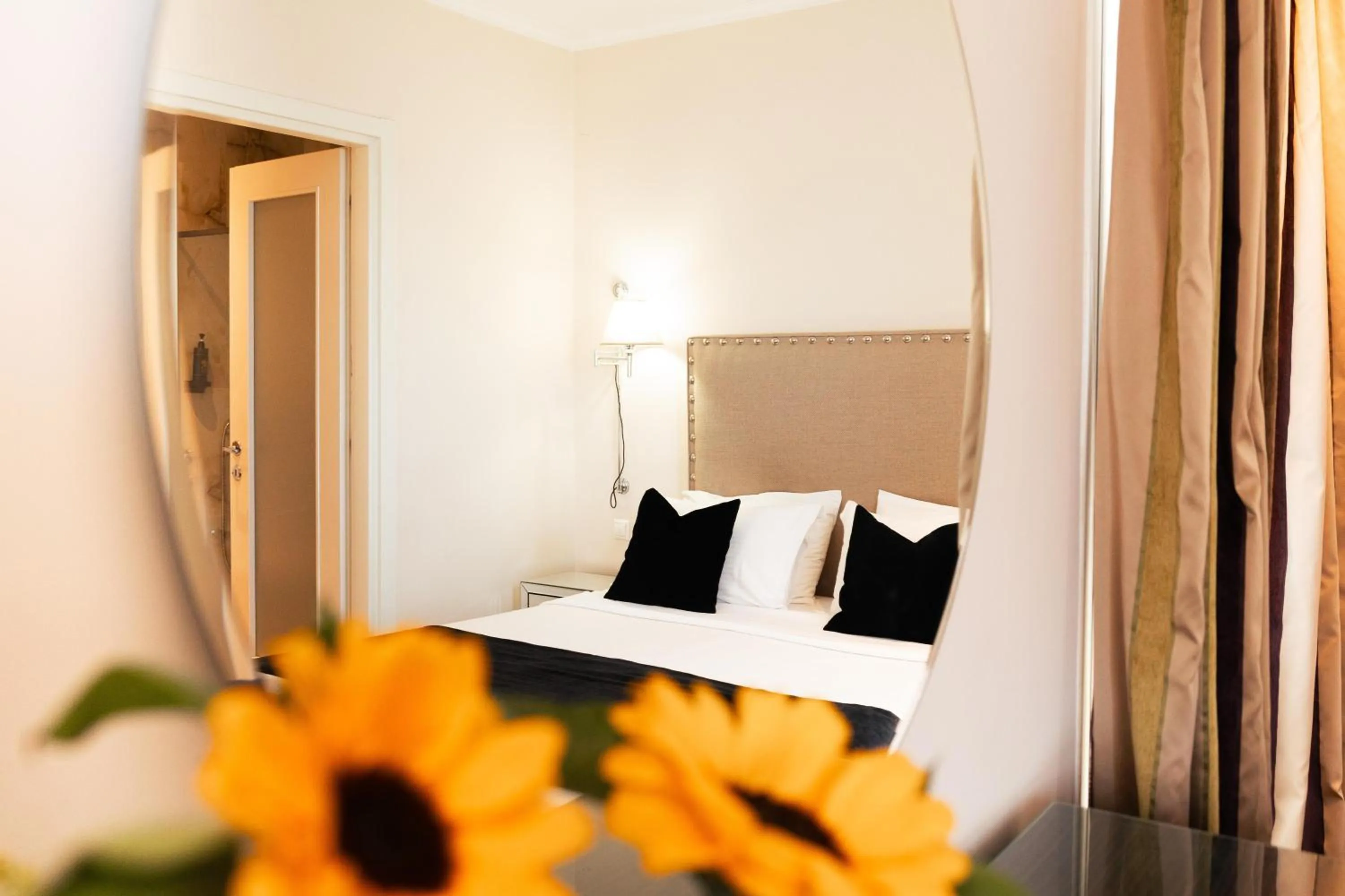 Bedroom, Bed in Best Western Plus Embassy Hotel