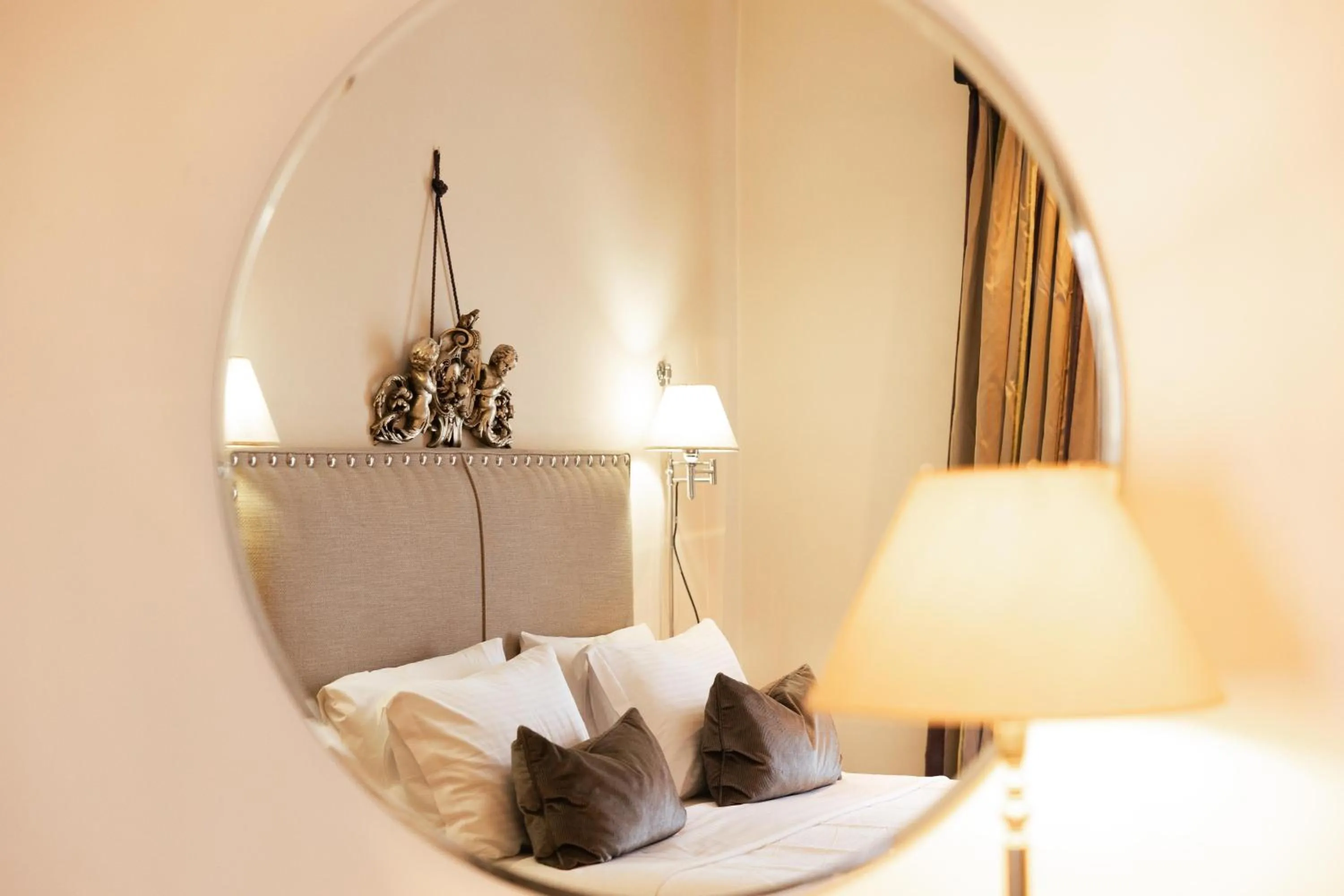 Photo of the whole room, Bed in Best Western Plus Embassy Hotel