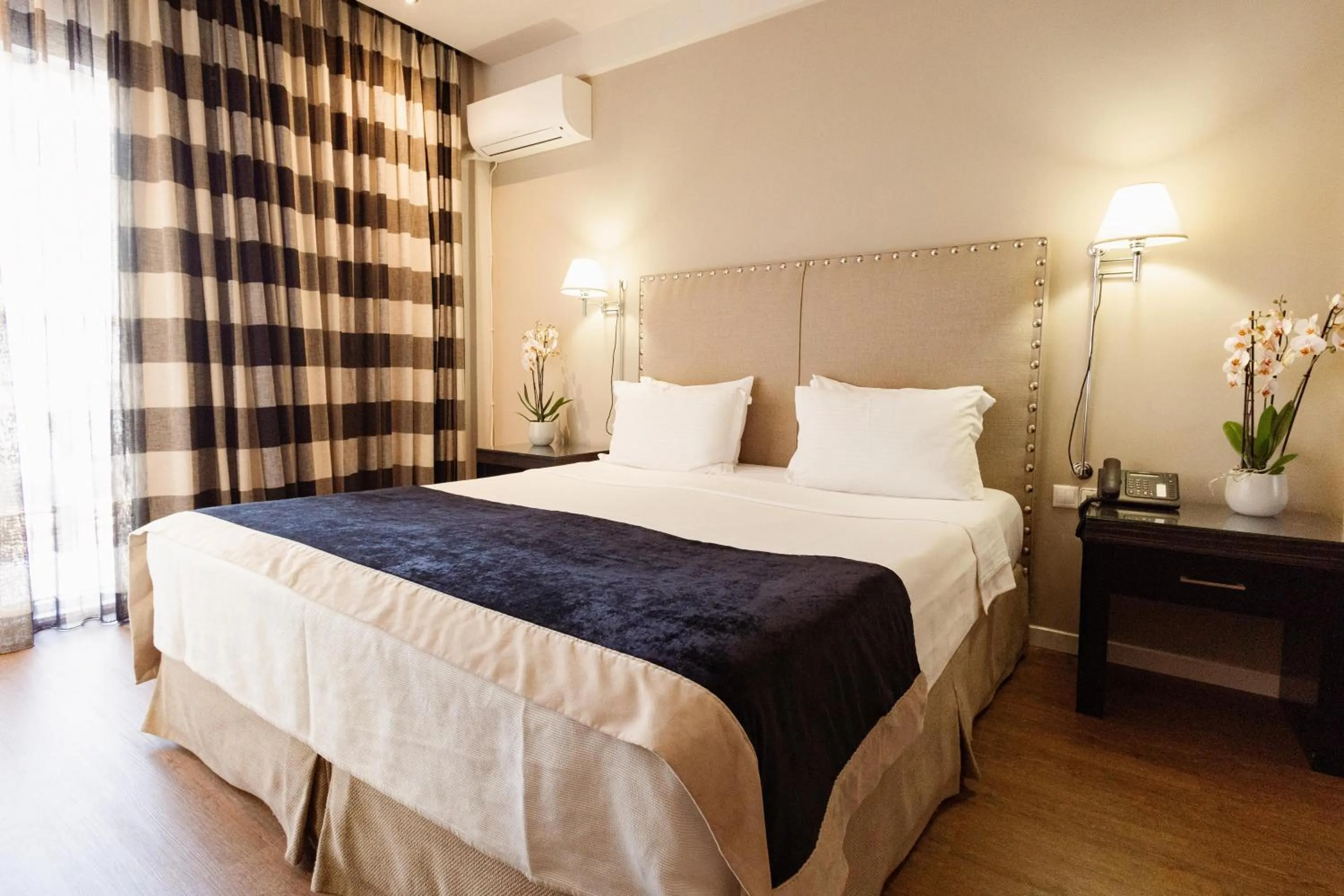 Photo of the whole room, Bed in Best Western Plus Embassy Hotel