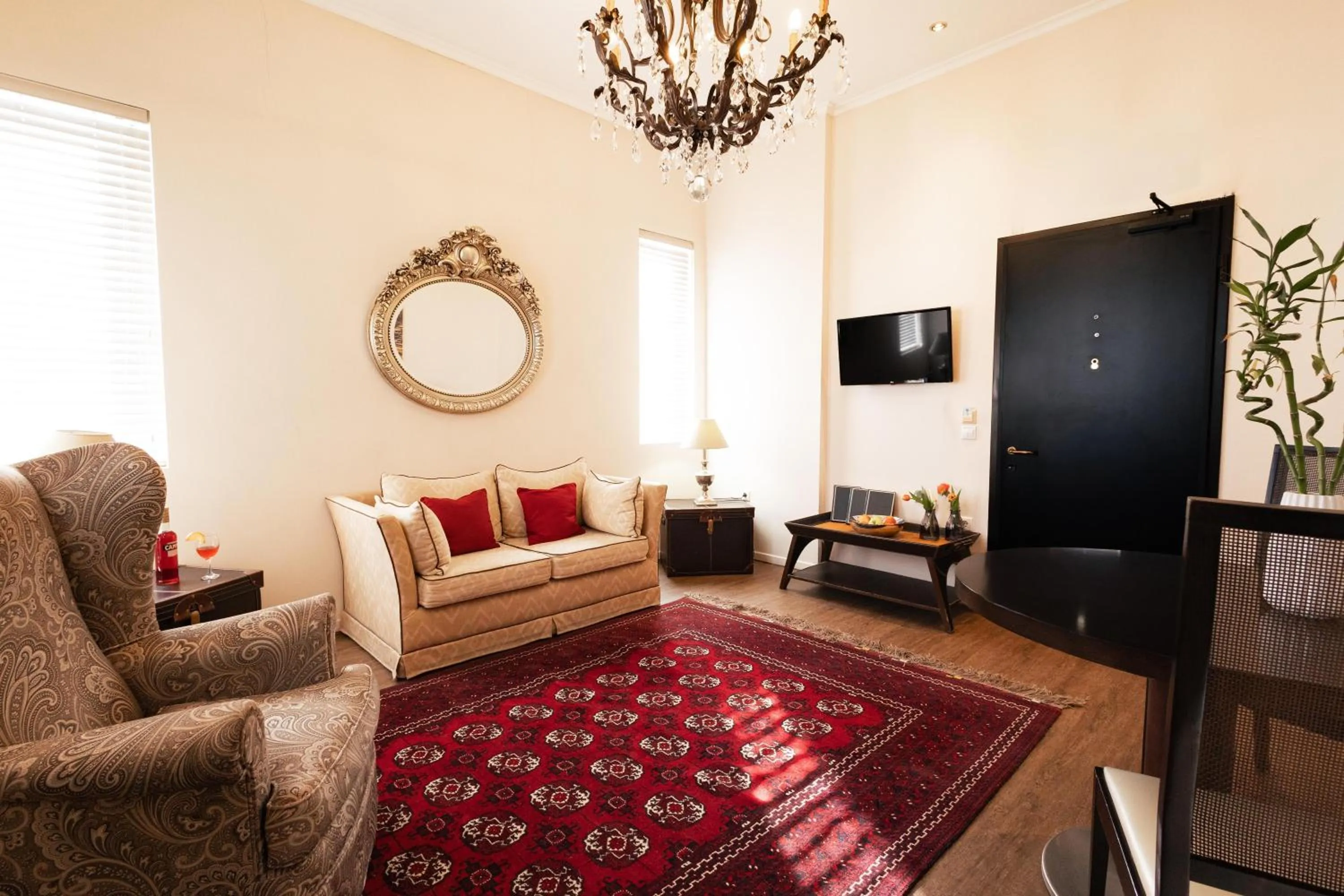 Photo of the whole room in Best Western Plus Embassy Hotel