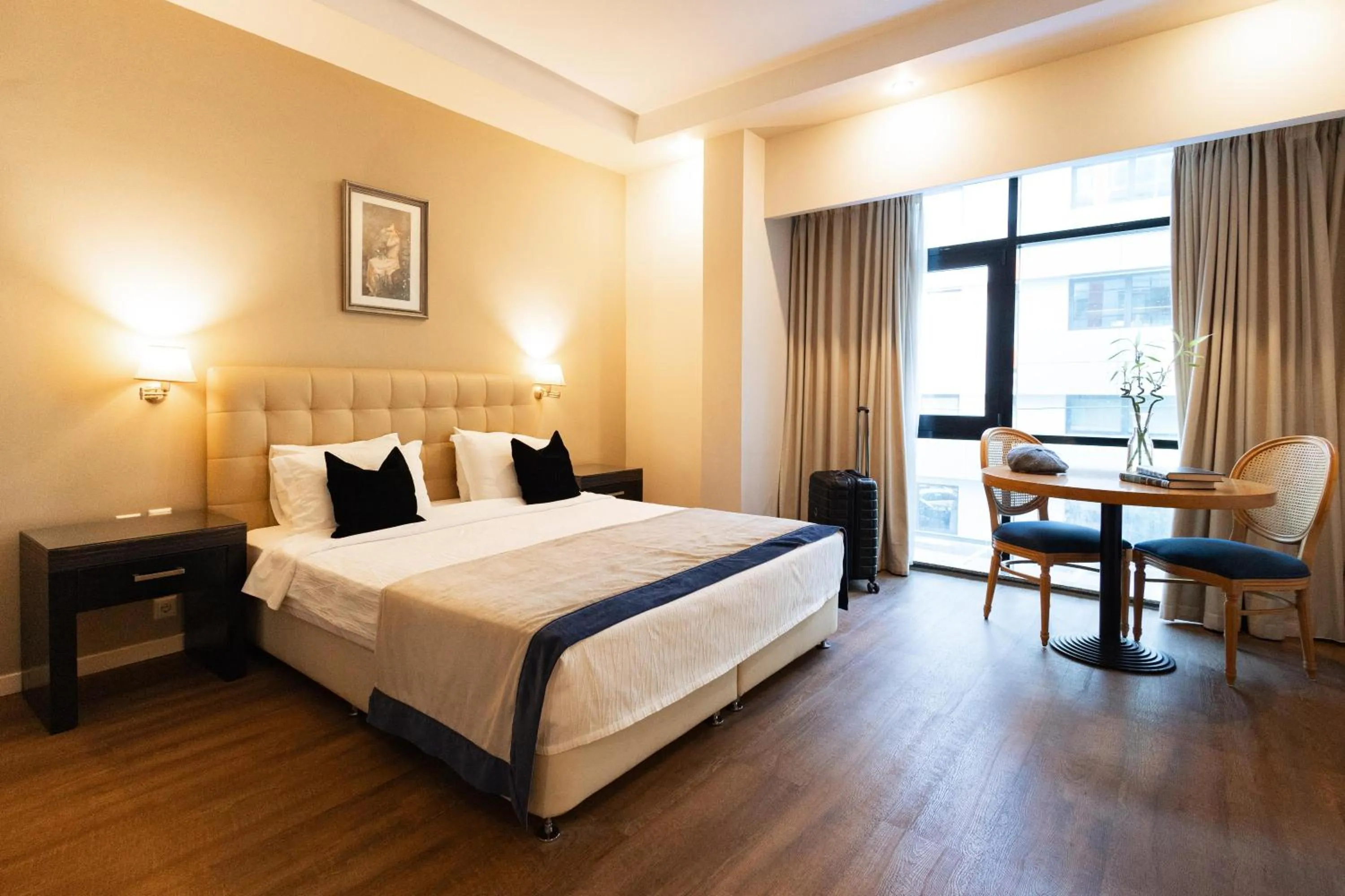 Bedroom, Bed in Best Western Plus Embassy Hotel