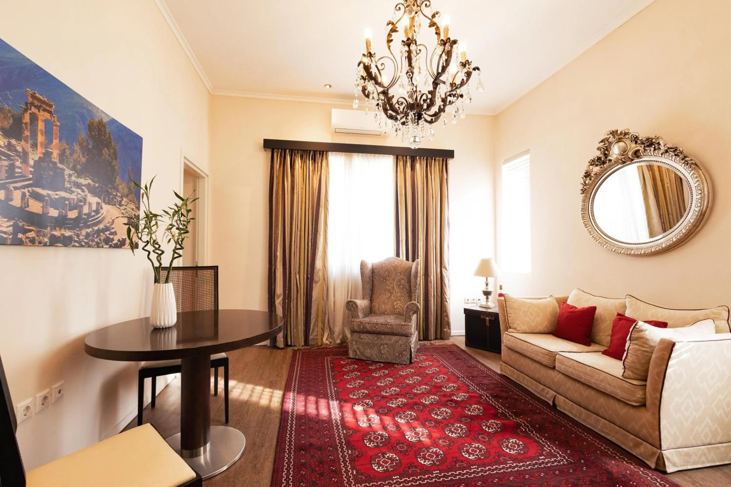 Photo of the whole room in Best Western Plus Embassy Hotel