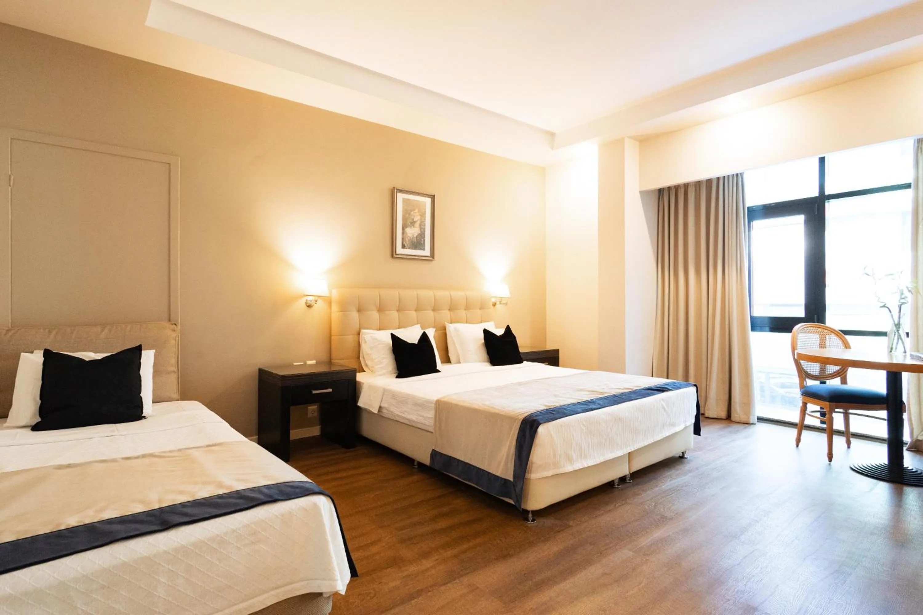 Bedroom, Bed in Best Western Plus Embassy Hotel