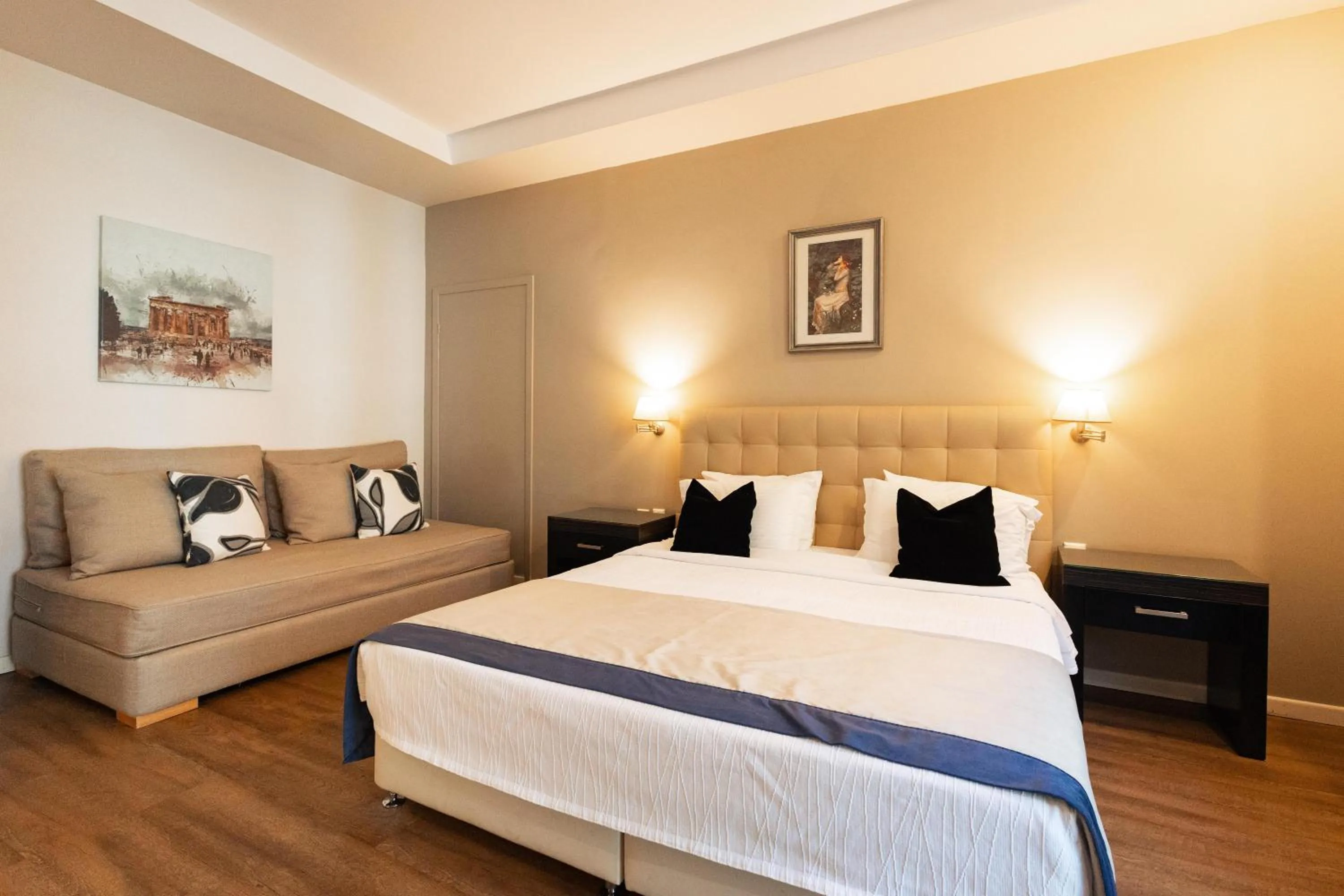 Bedroom, Bed in Best Western Plus Embassy Hotel