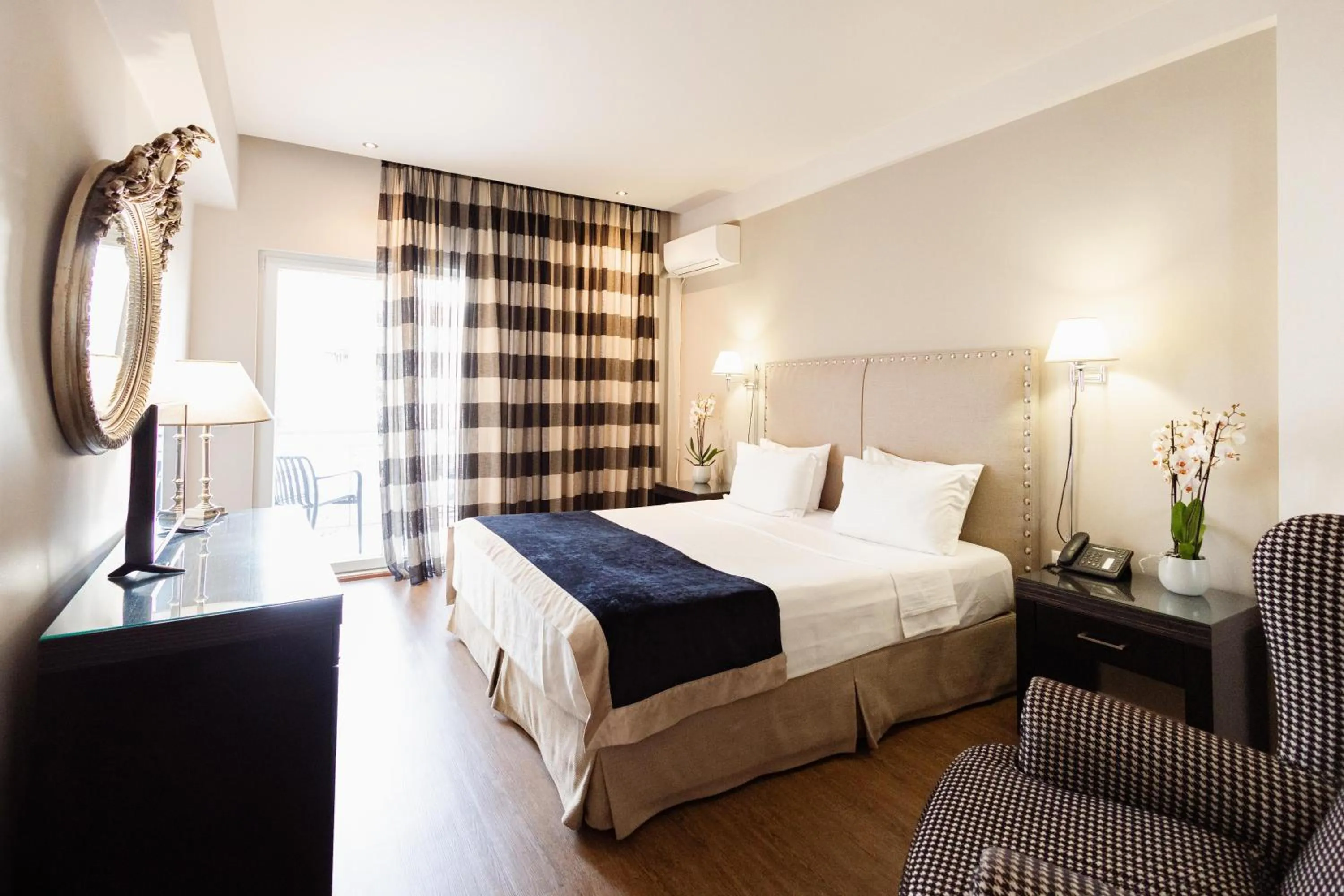 Photo of the whole room, Bed in Best Western Plus Embassy Hotel