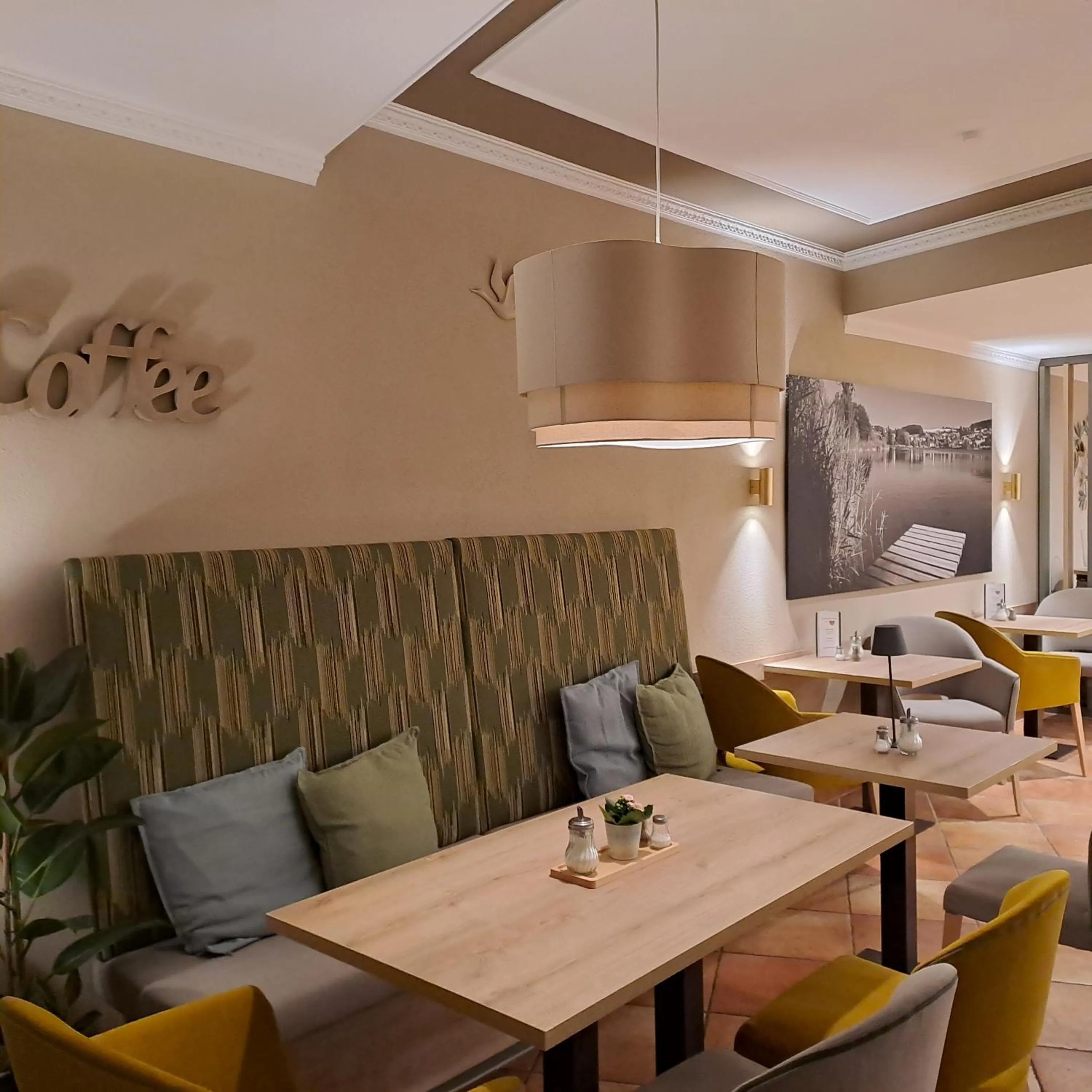 Restaurant/places to eat in Hotel-Ferienwohnungen Cafe Maarblick