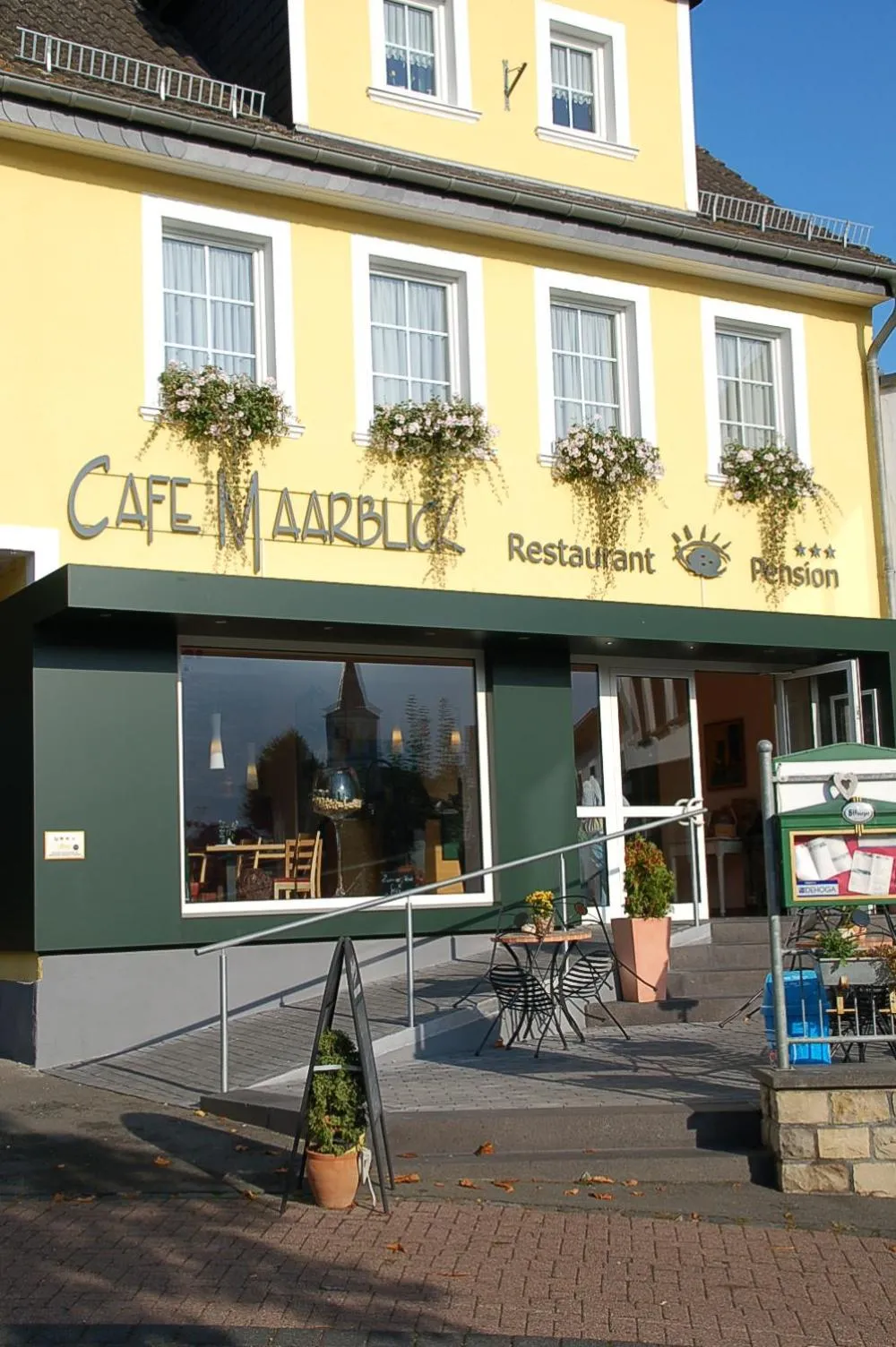 Facade/entrance in Hotel-Ferienwohnungen Cafe Maarblick