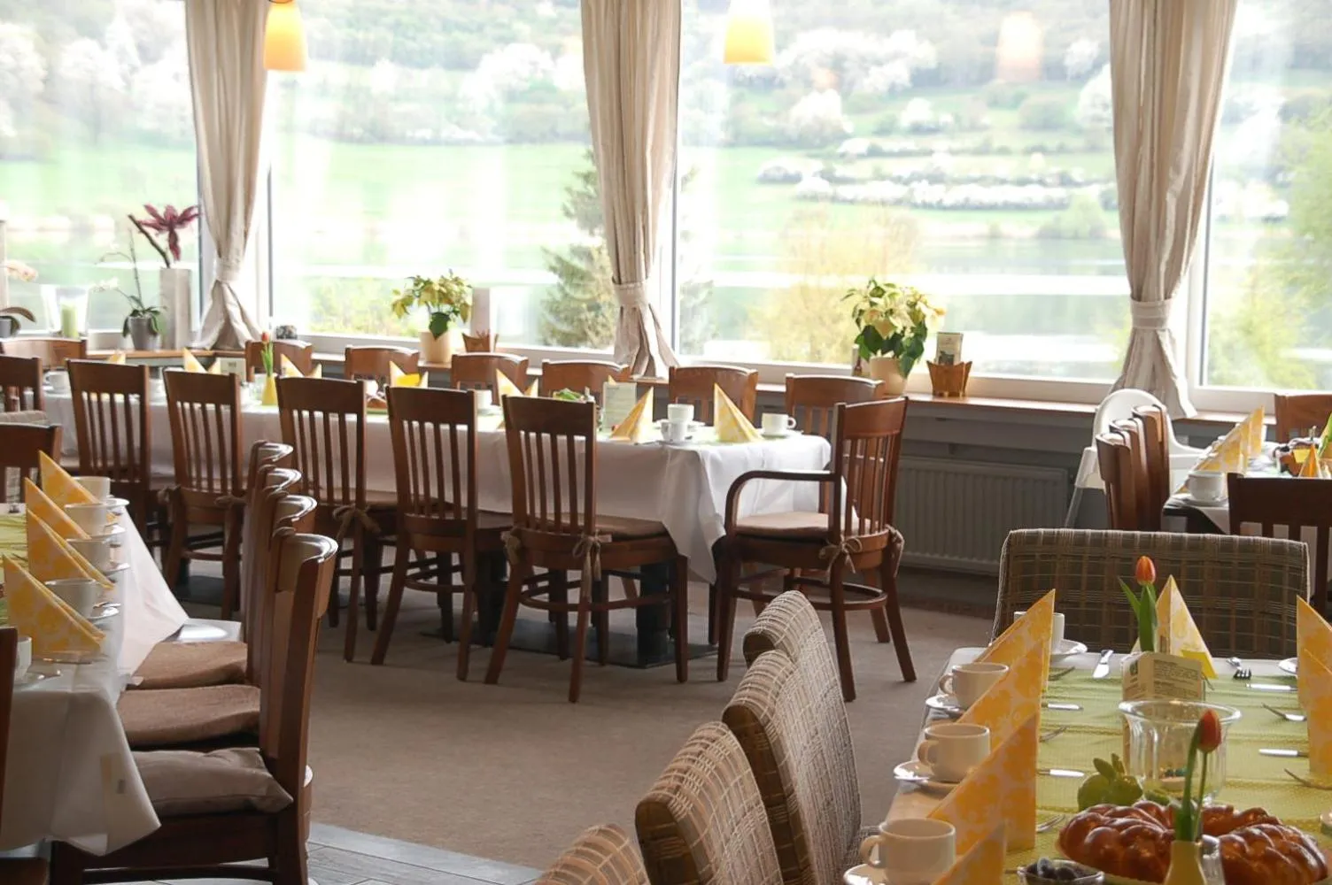Restaurant/places to eat in Hotel-Ferienwohnungen Cafe Maarblick